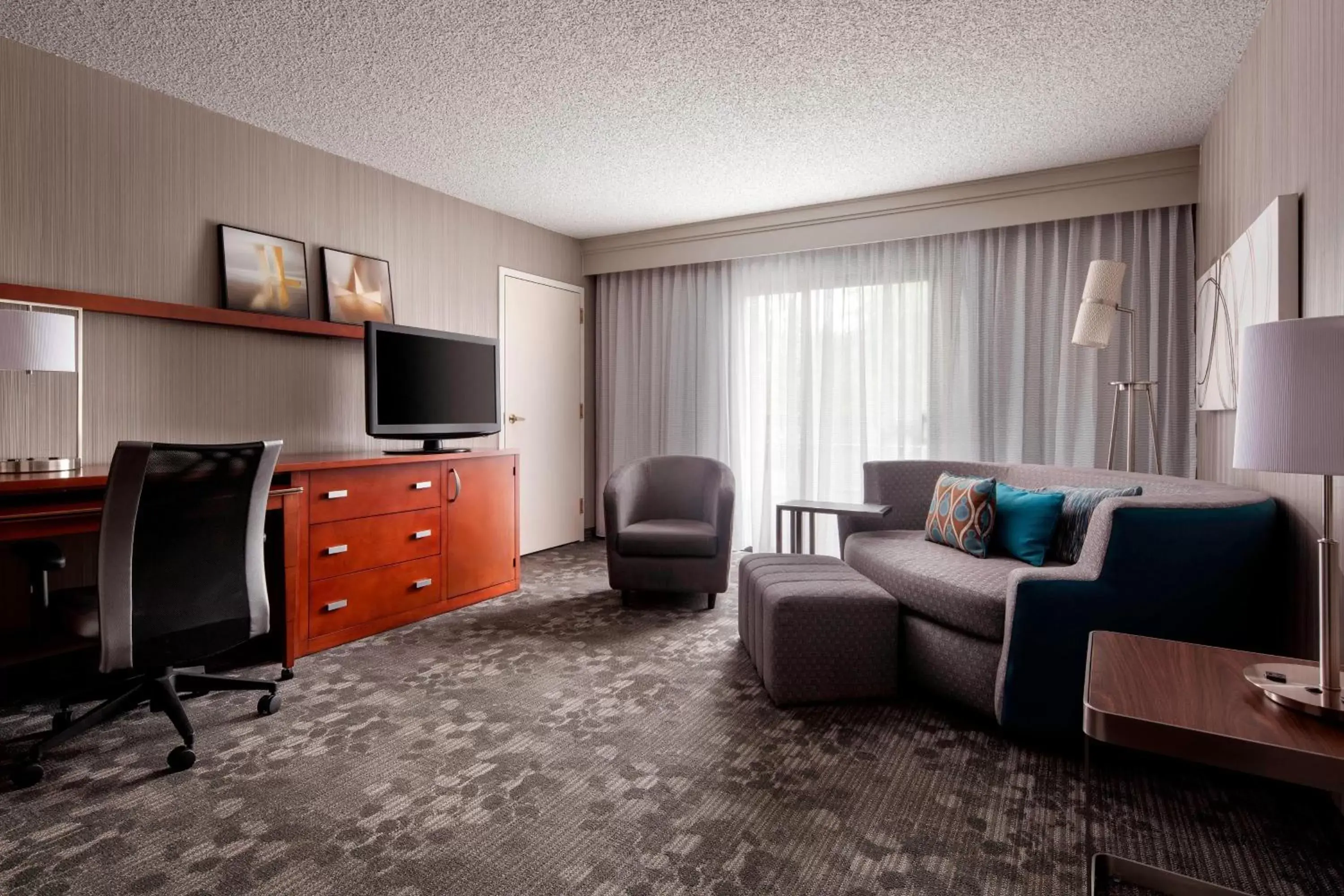 Photo of the whole room, Seating Area in Courtyard by Marriott San Francisco Airport