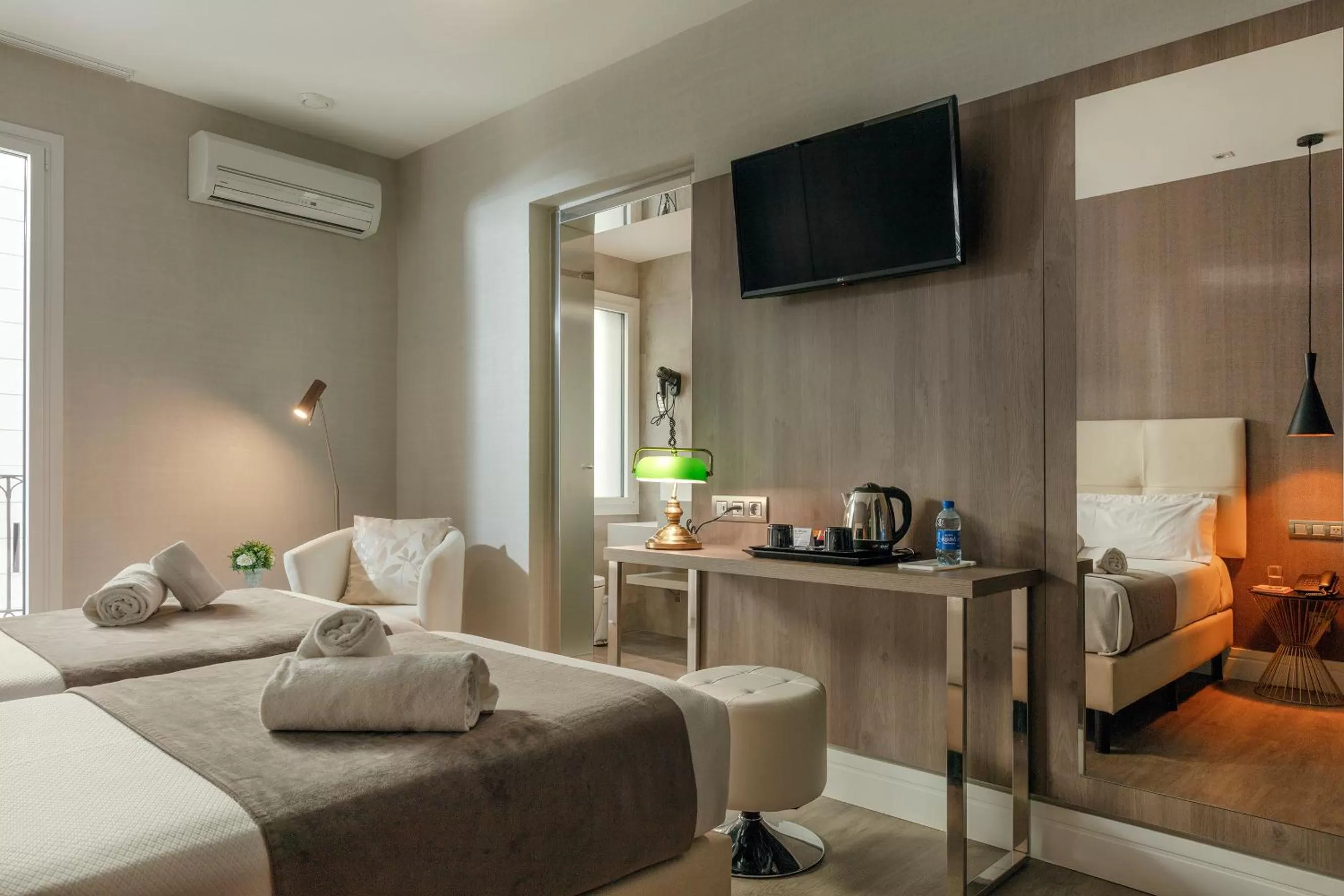 Photo of the whole room, Bed in Hotel Oasis