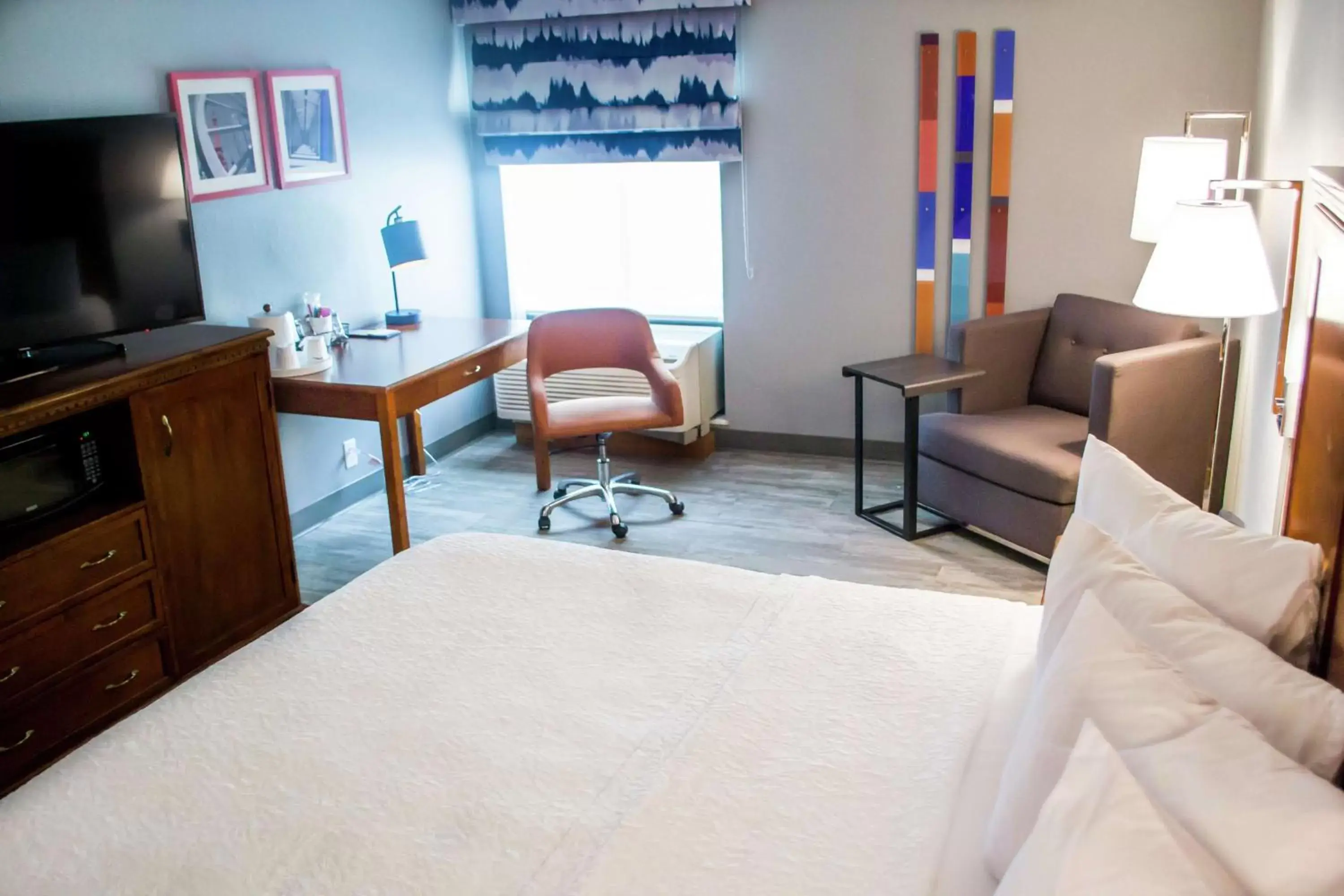 Bed, Seating Area in Hampton Inn Marion