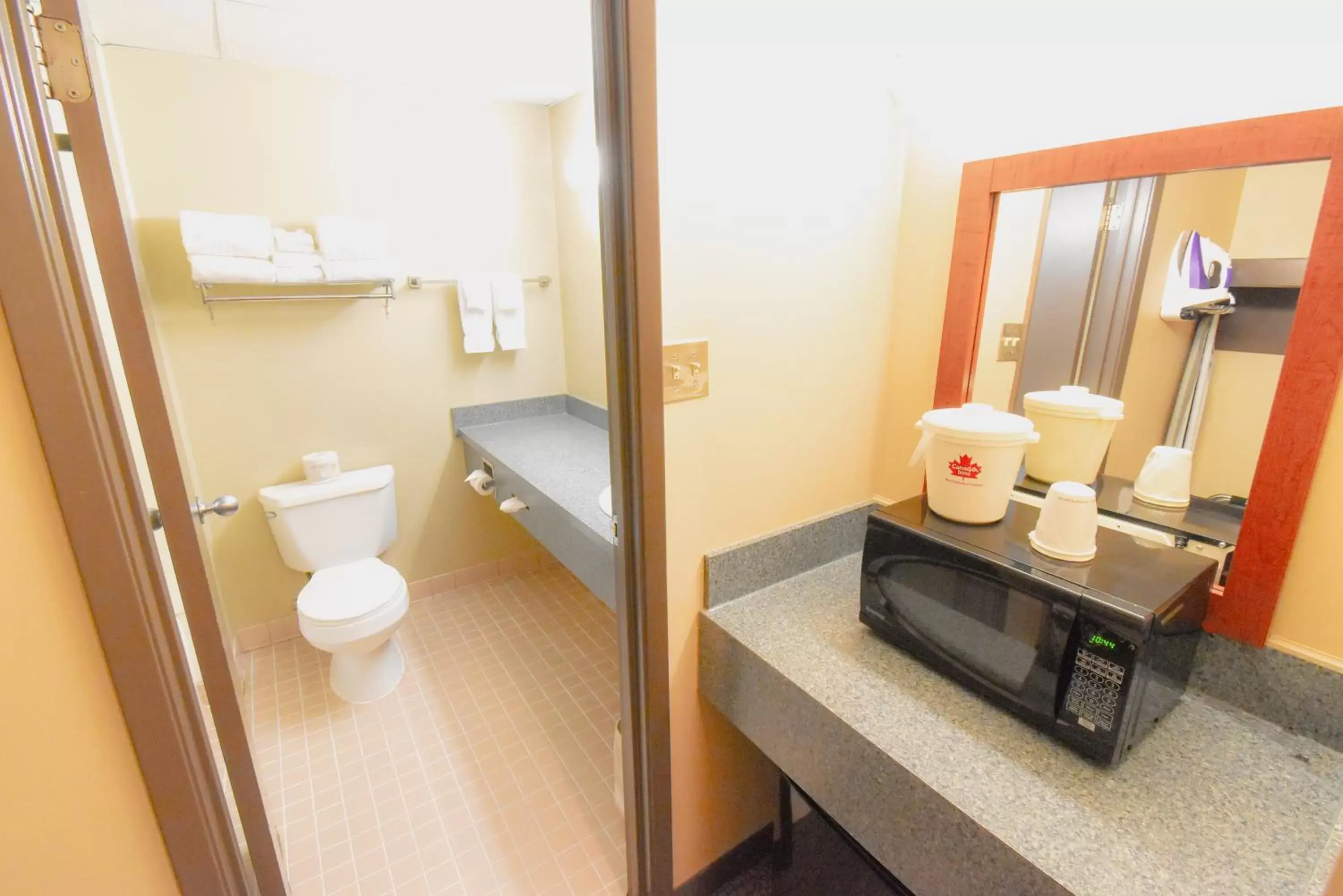 Coffee/tea facilities, Bathroom in Canad Inns Destination Centre Garden City