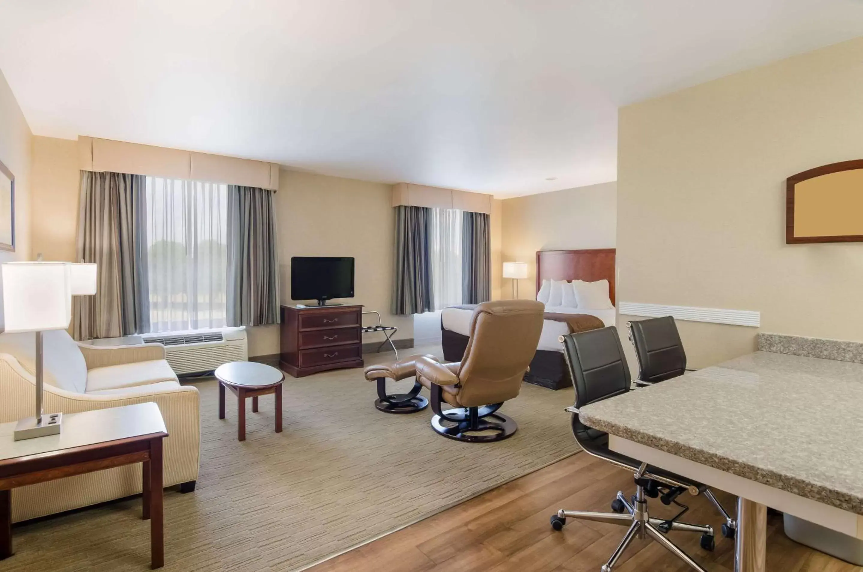 Bedroom in MainStay Suites Airport