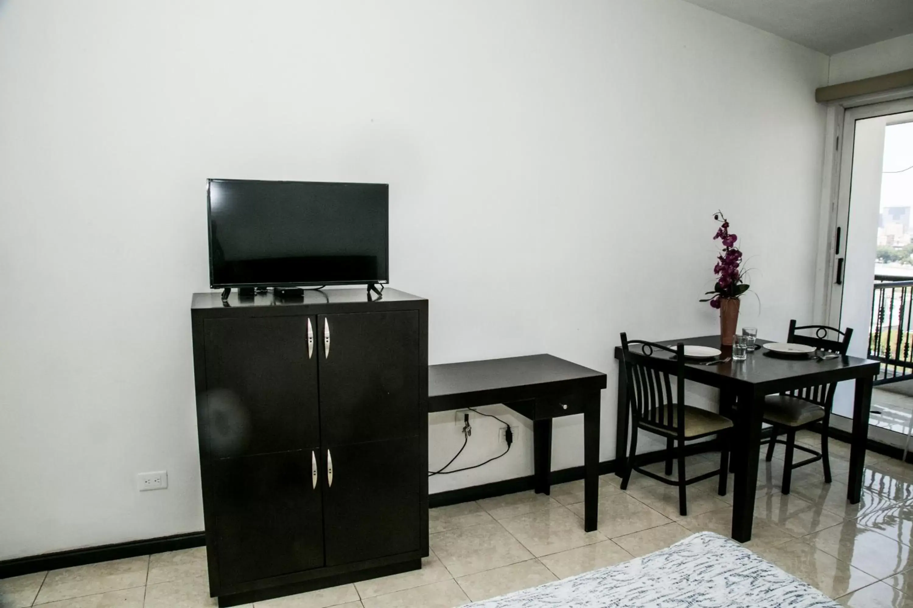 Communal lounge/ TV room, TV/Entertainment Center in Booking Dioh