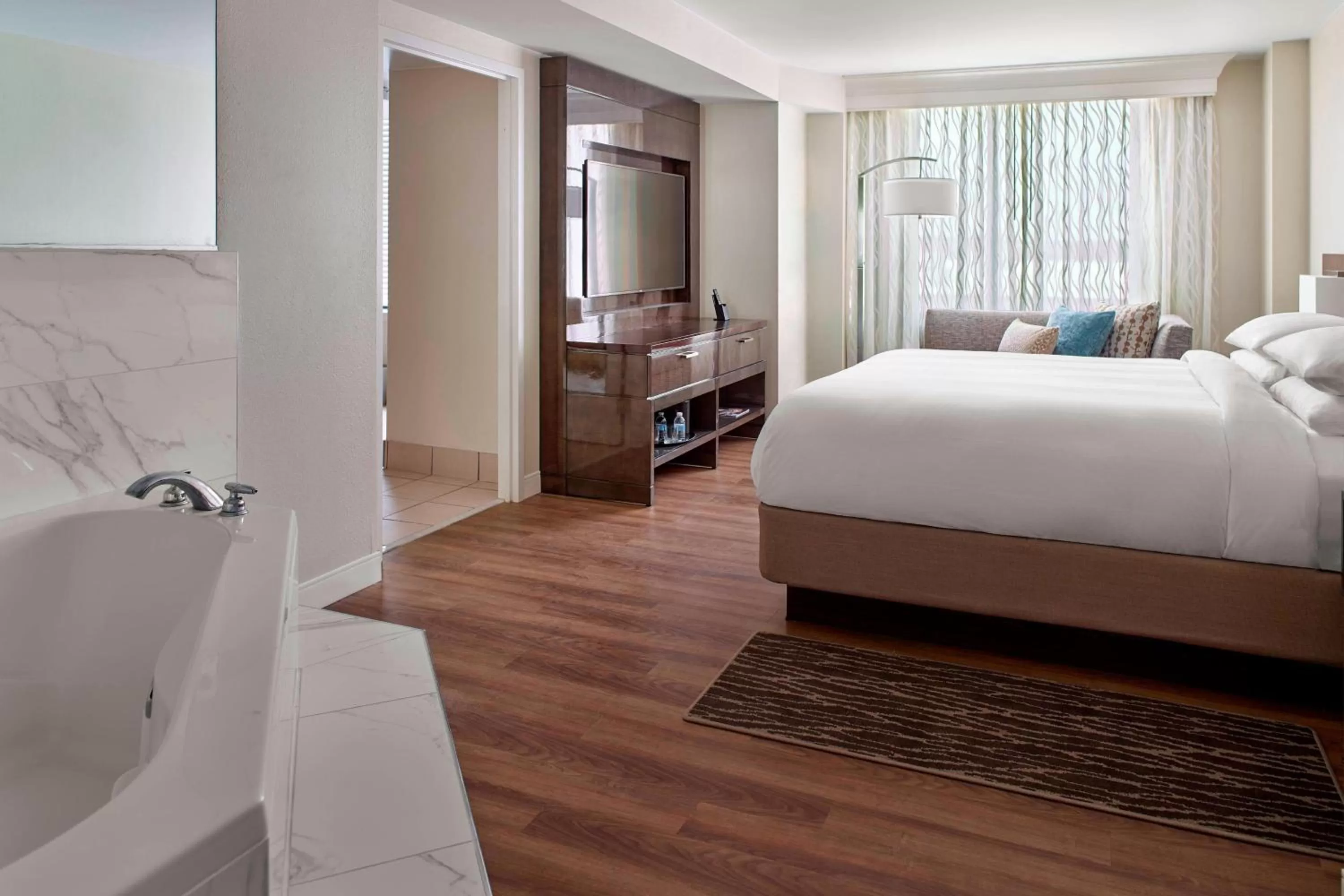 Swimming pool, Bed in Augusta Marriott at the Convention Center