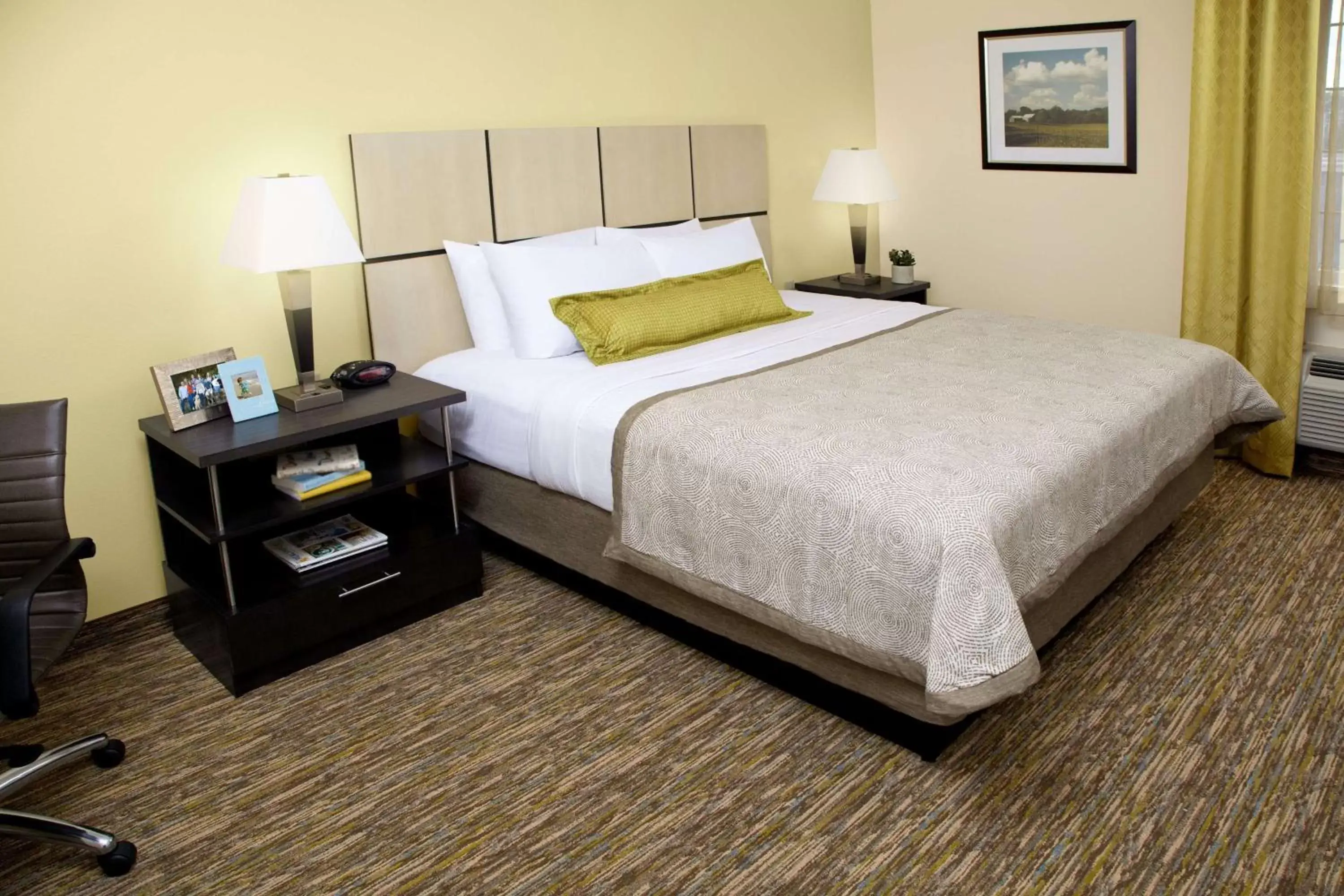 Photo of the whole room, Bed in Sonesta Simply Suites Fort Worth