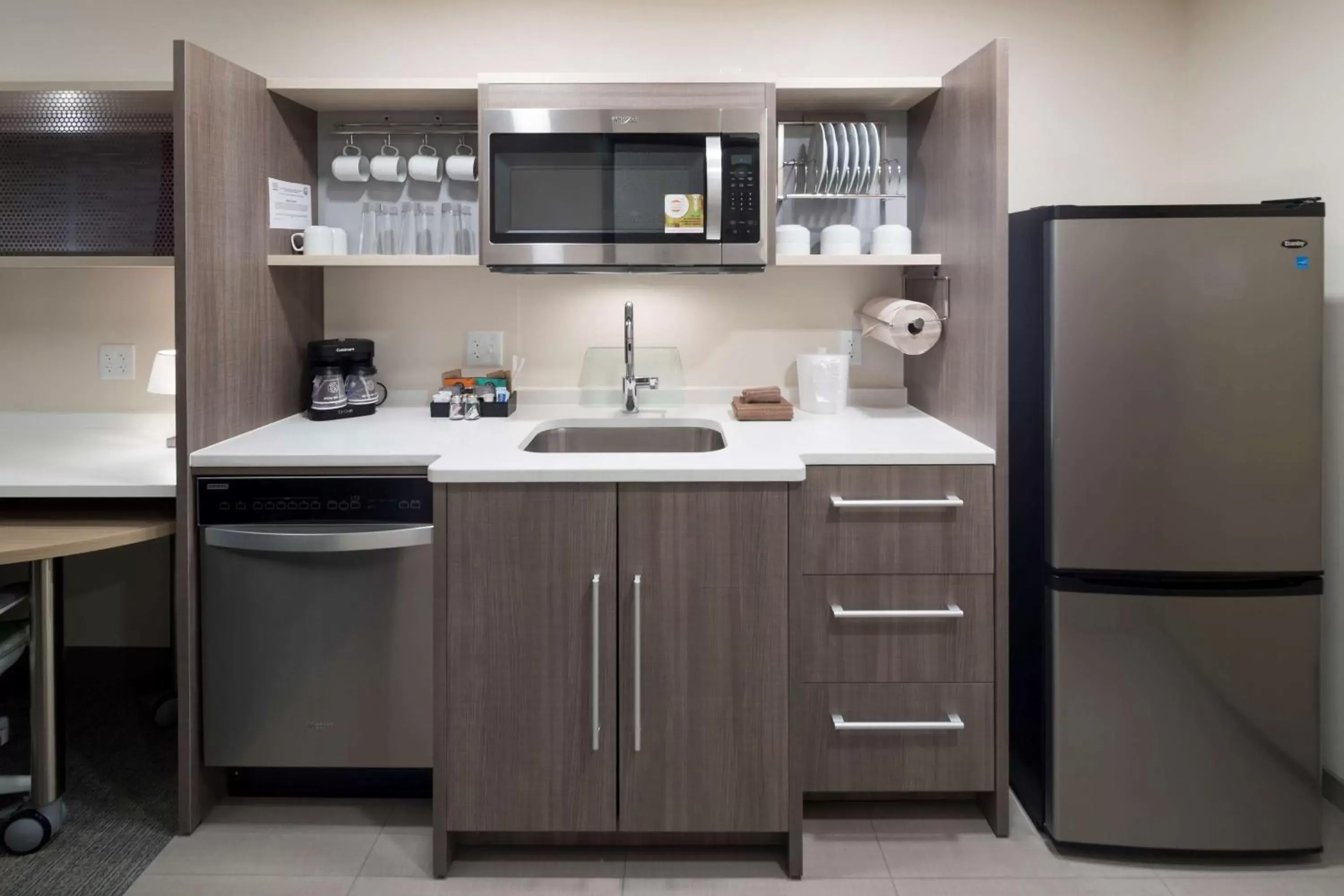 Bed, Kitchen/Kitchenette in Home2 Suites By Hilton Cape Canaveral Cruise Port