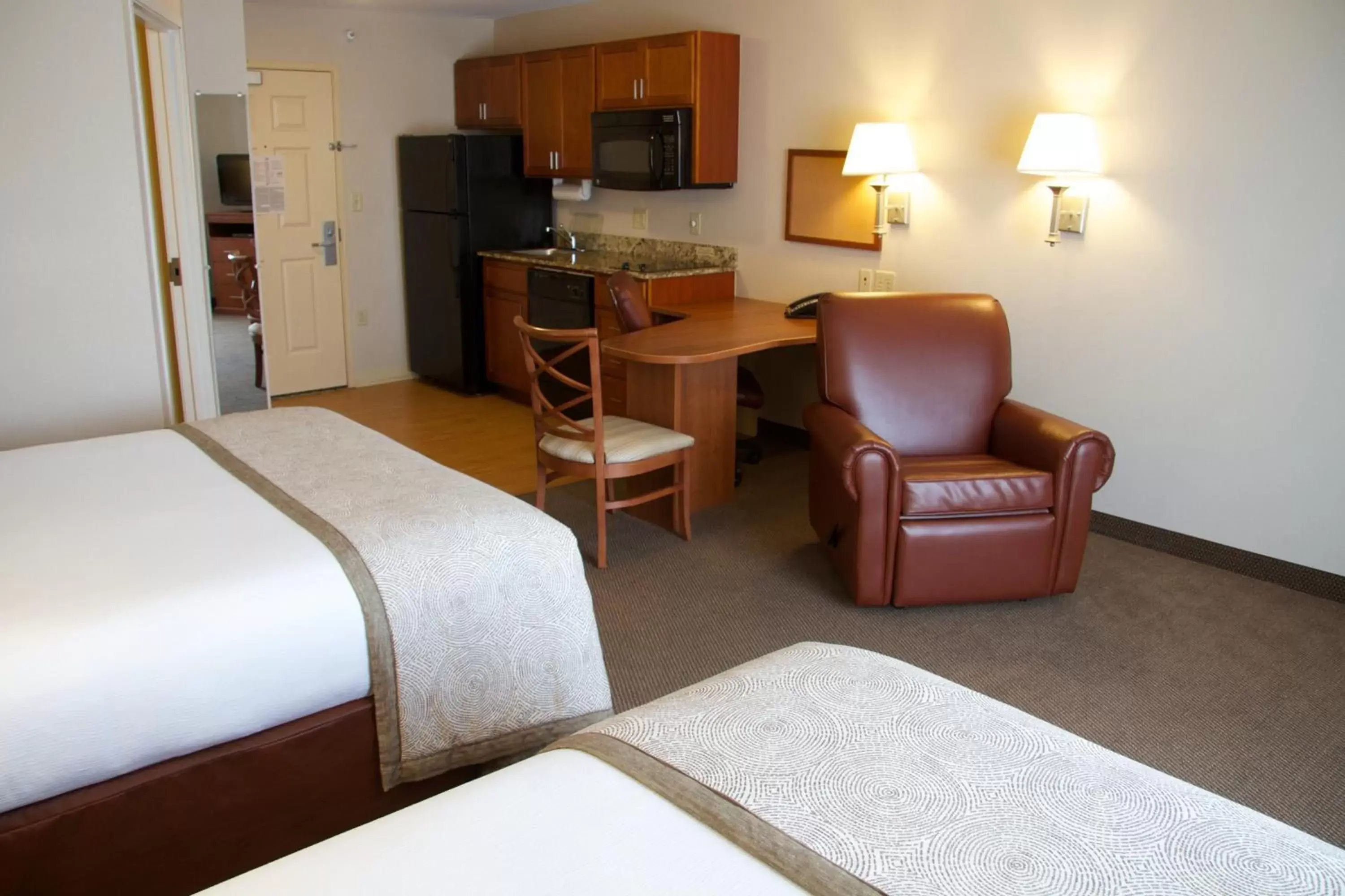 Photo of the whole room, TV/Entertainment Center in Candlewood Suites Champaign-Urbana University Area, an IHG Hotel