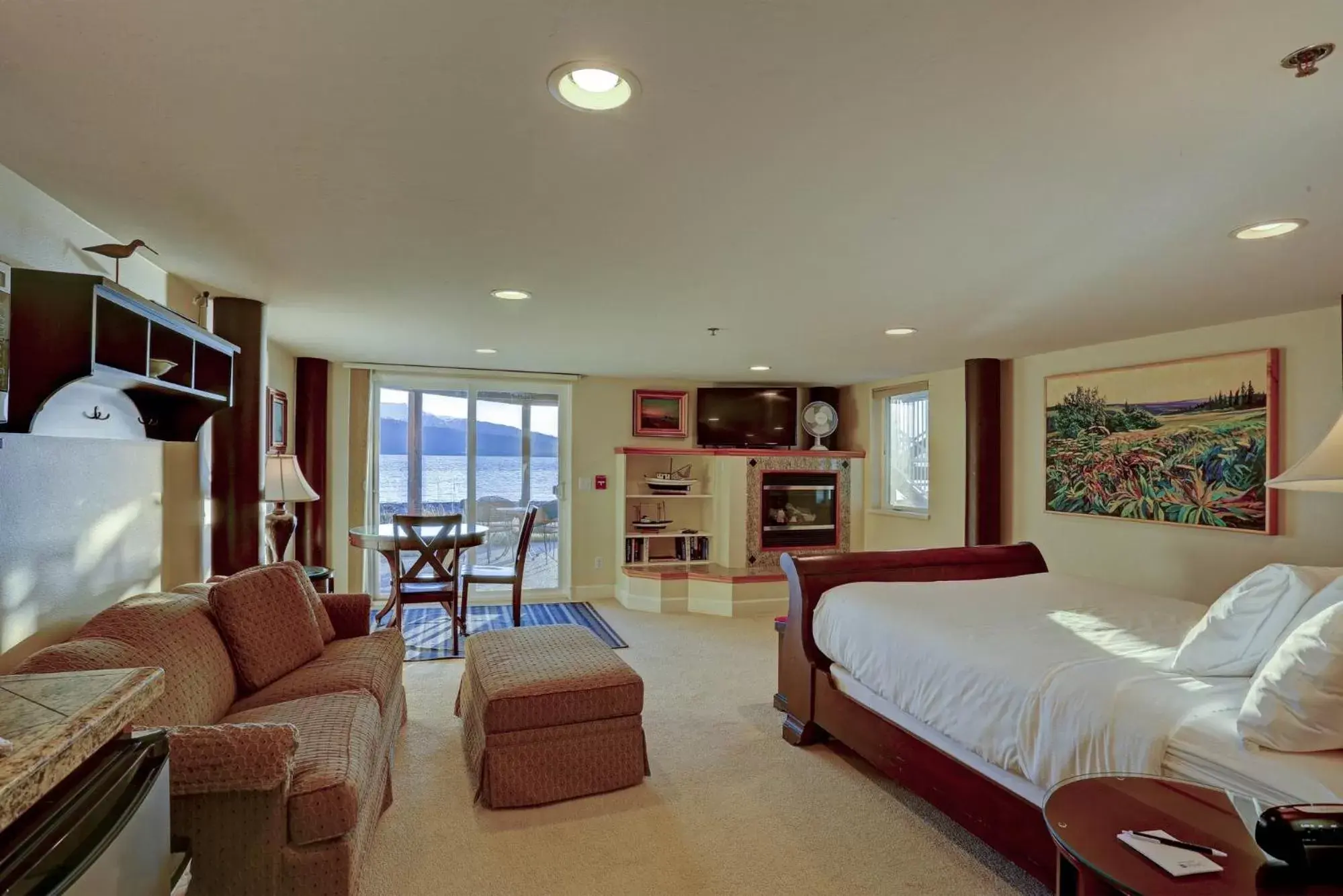 Photo of the whole room in Land's End Resort