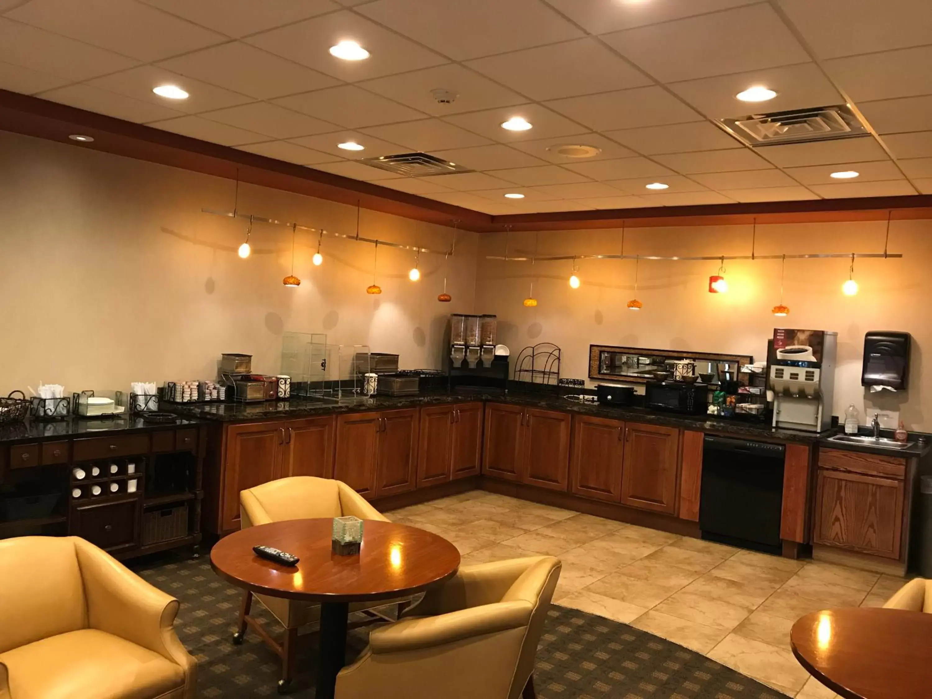 Food, Restaurant/Places to Eat in Norfolk Country Inn and Suites