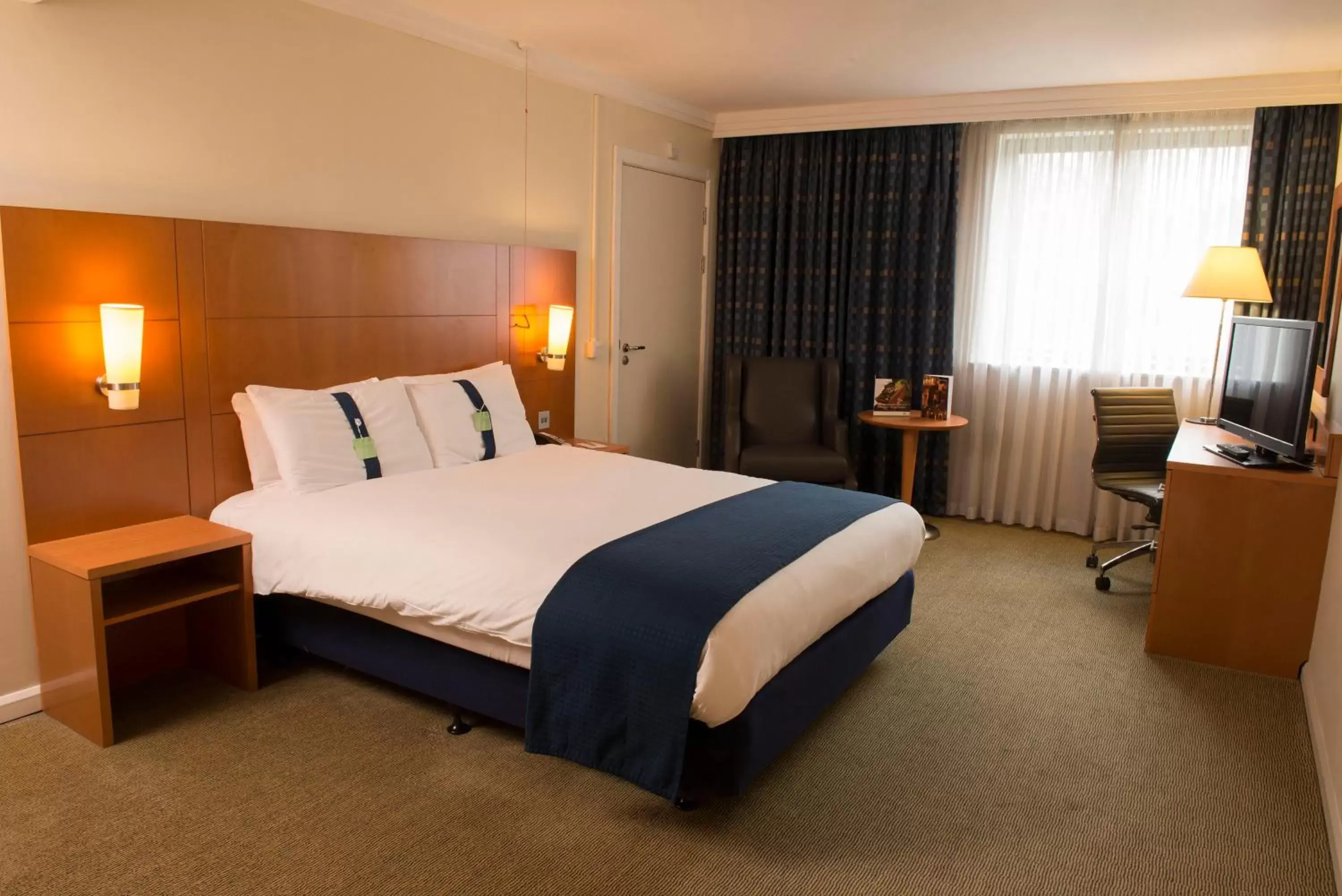 Photo of the whole room, Bed in Holiday Inn Brentwood, an IHG Hotel