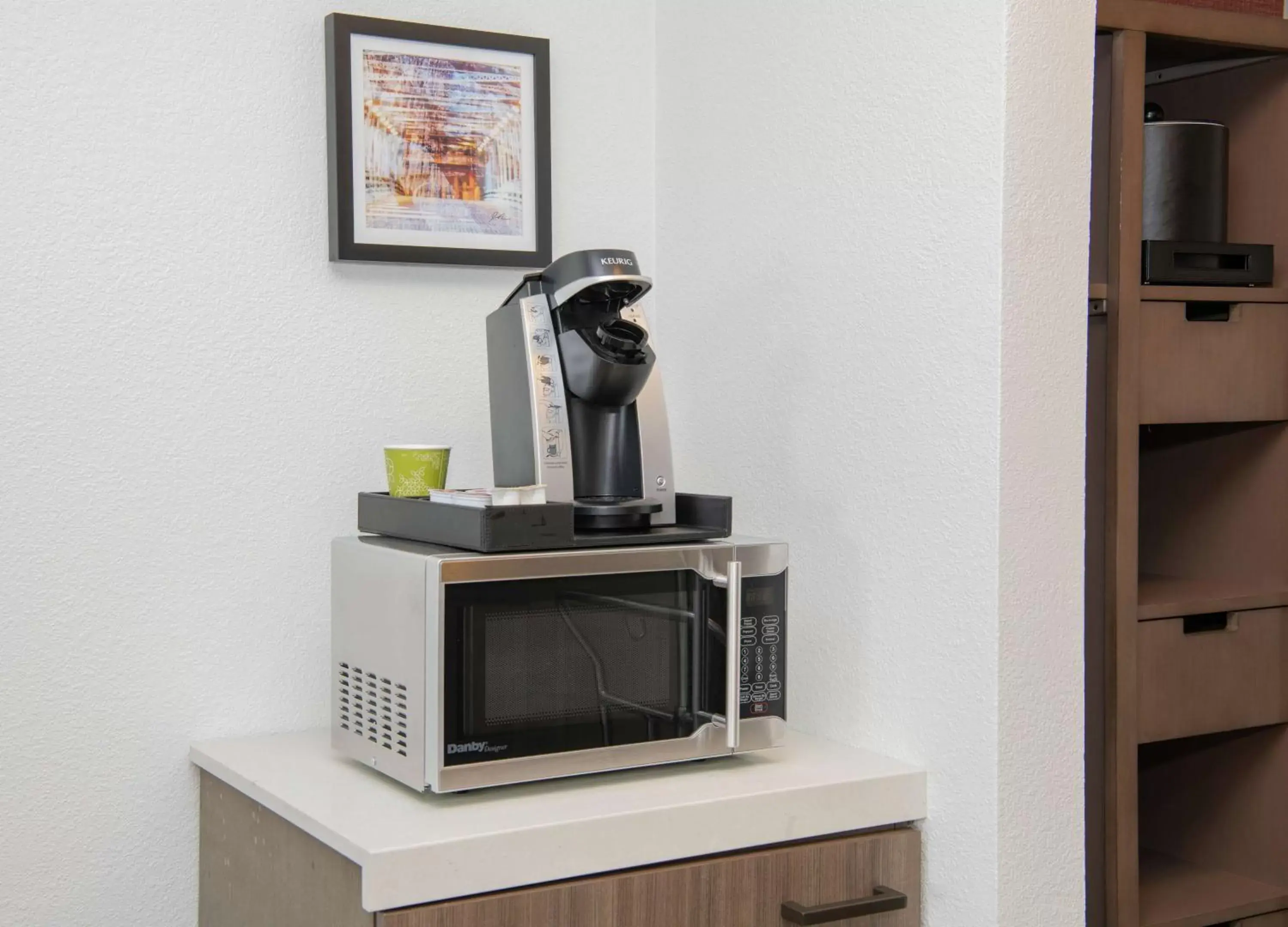 Photo of the whole room, Coffee/Tea Facilities in Hilton Garden Inn BWI Airport