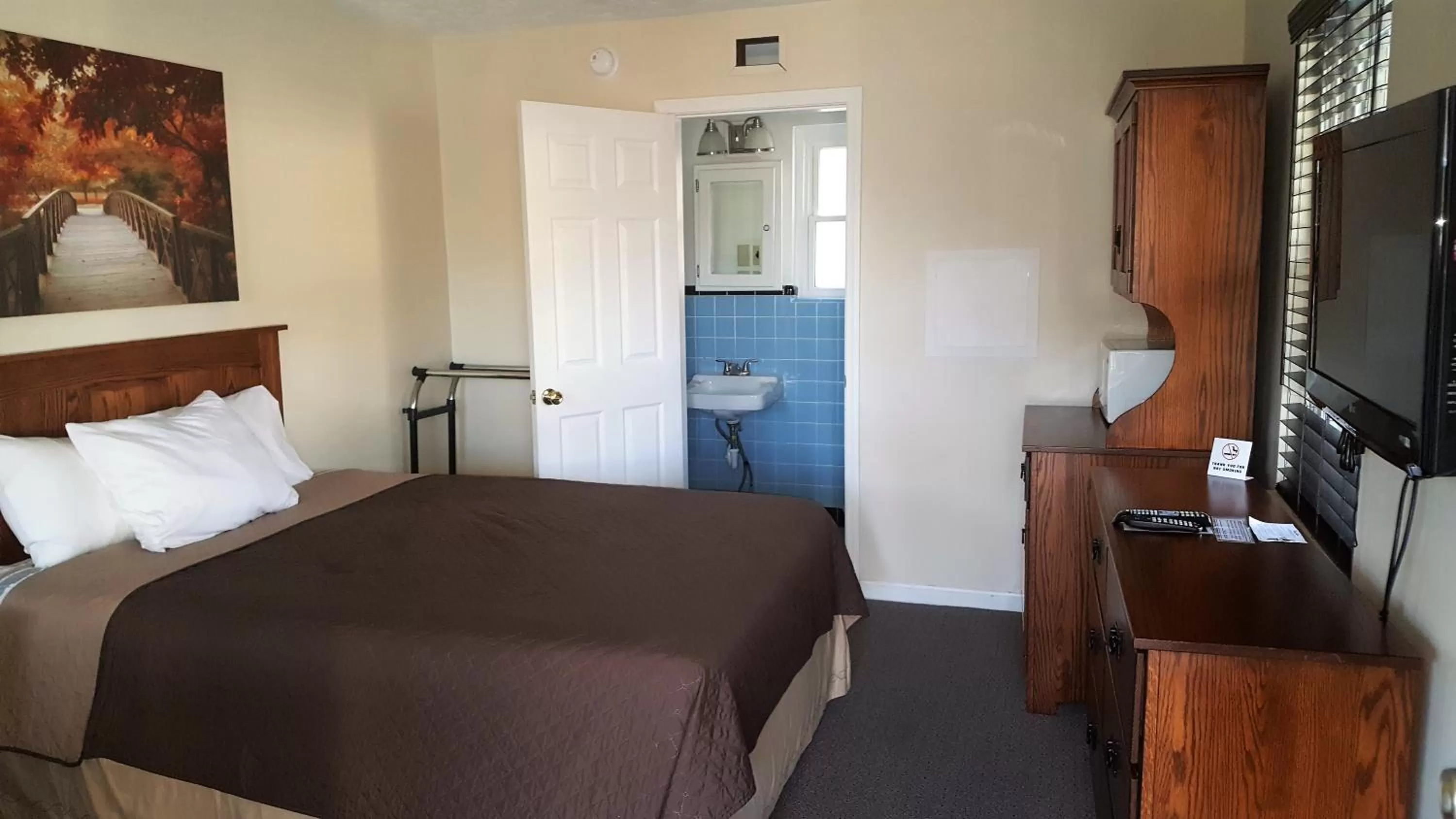 Bed in Brown's Motel