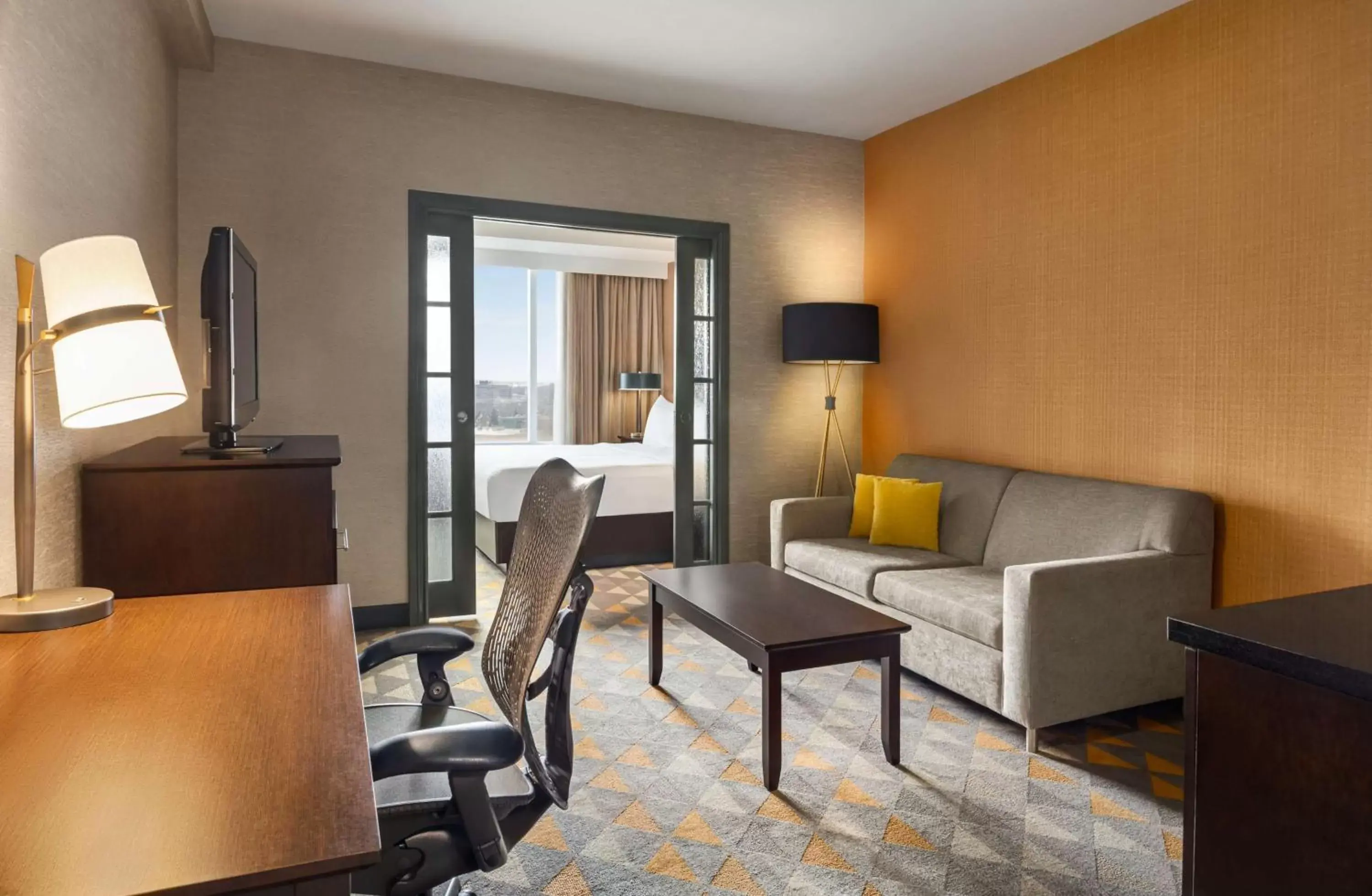 Bedroom, Seating Area in Doubletree By Hilton Pointe Claire Montreal Airport West