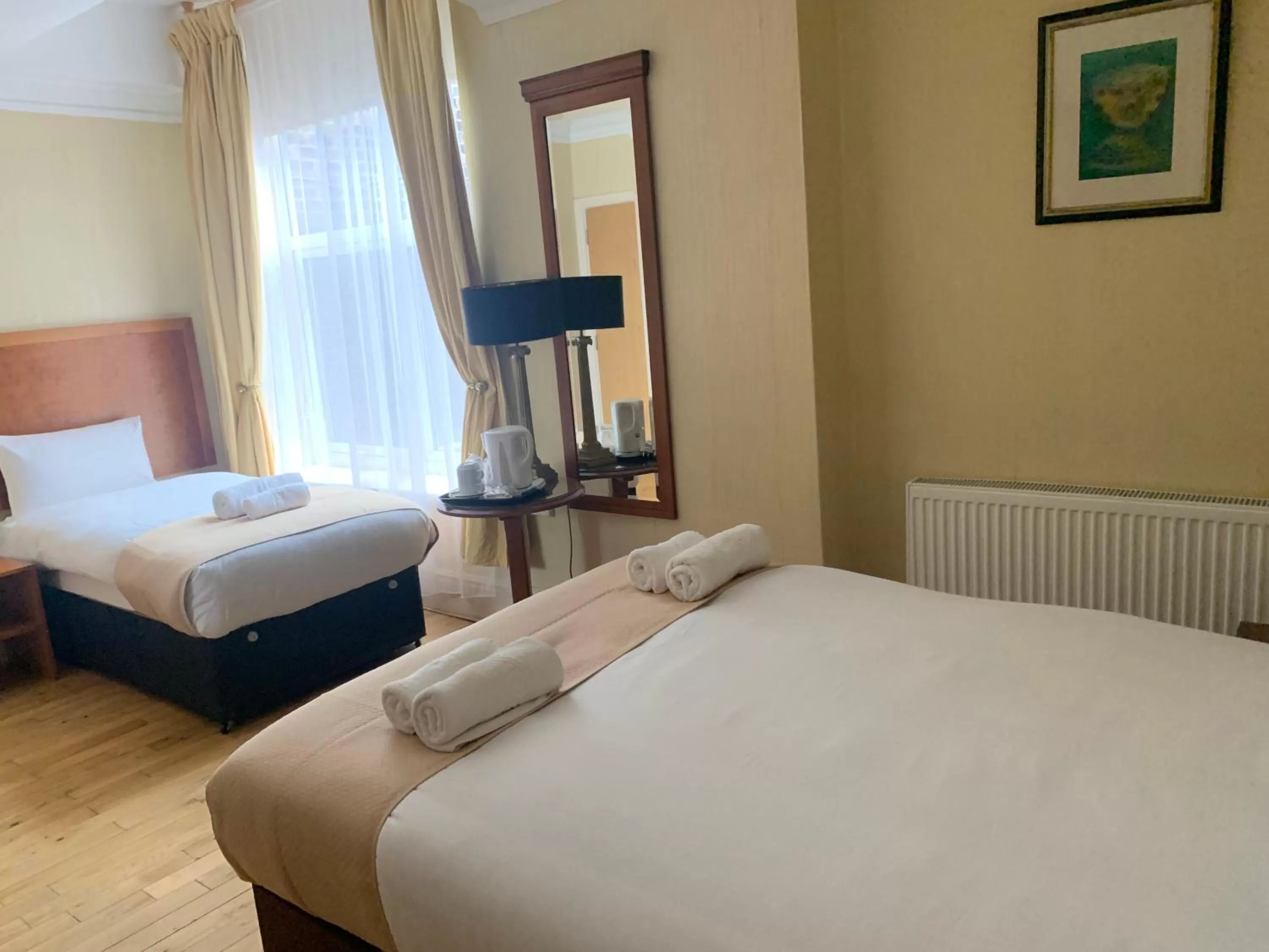 Bedroom, Bed in Beech Mount Hotel - Free Parking