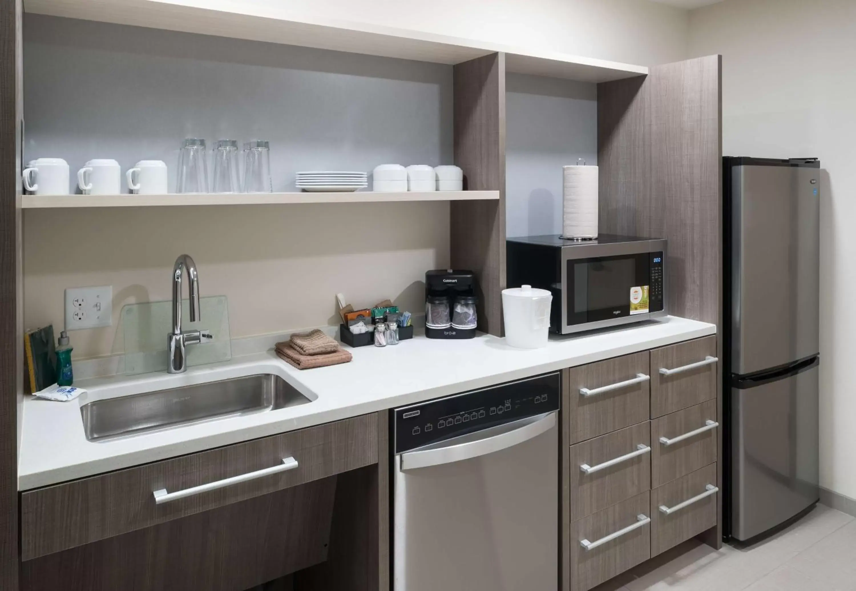 Kitchen or kitchenette, Kitchen/Kitchenette in Home2 Suites By Hilton Cape Canaveral Cruise Port