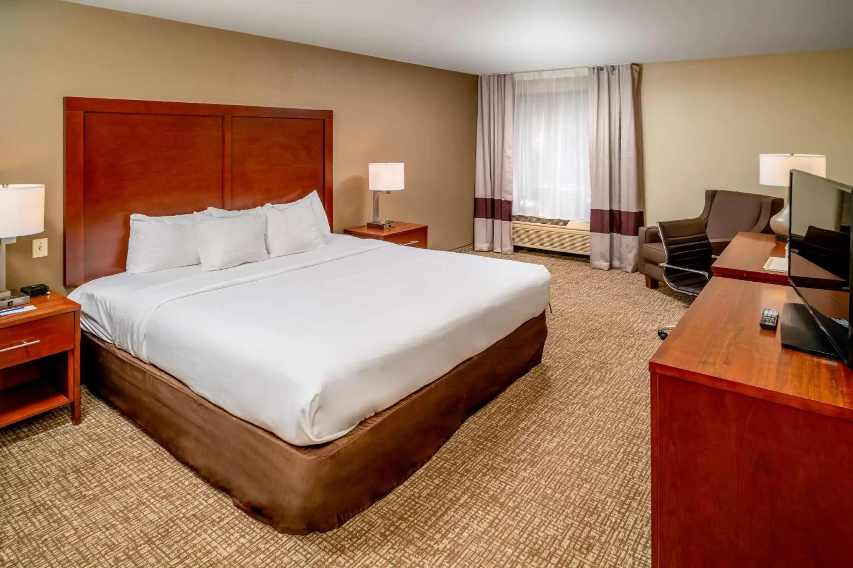 Photo of the whole room, Bed in Comfort Inn & Suites Grundy