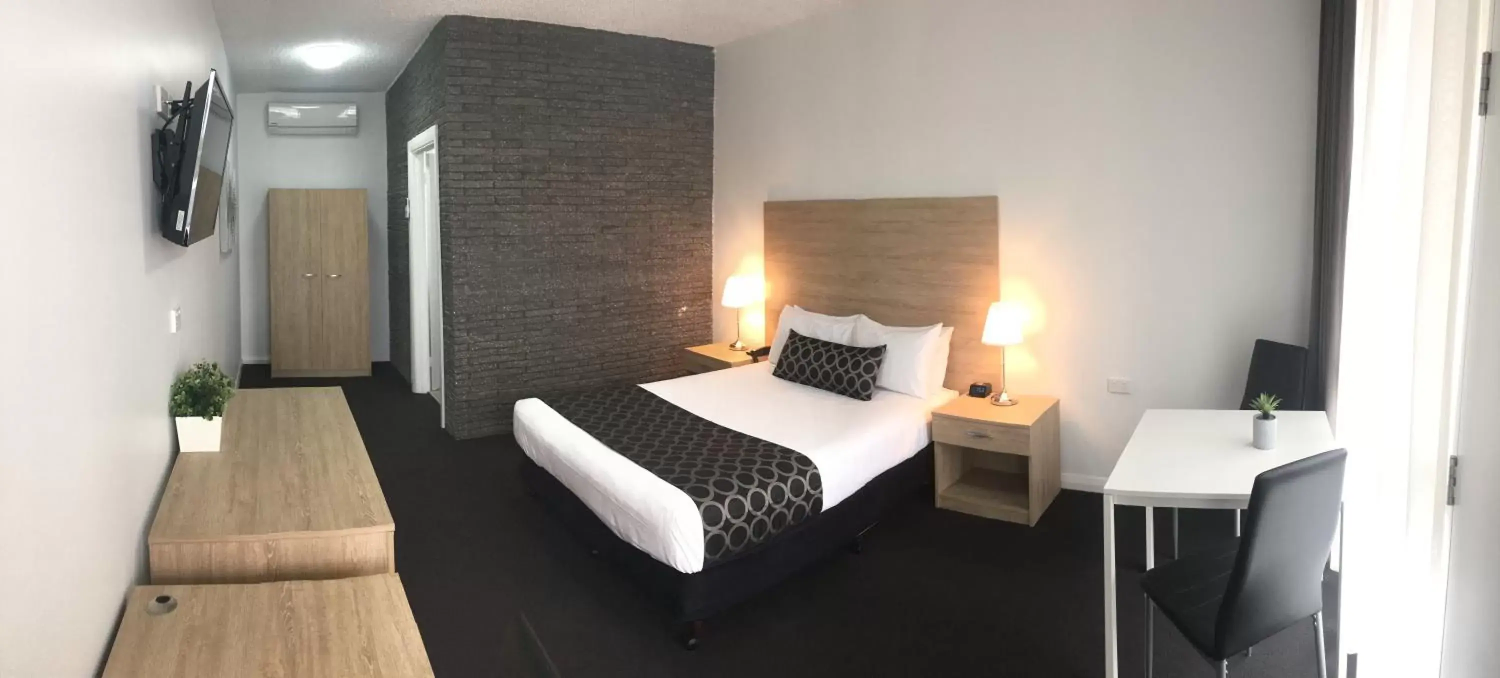 Photo of the whole room, Bed in Adelaide Road Motor Lodge Photo of the whole room, Bed in Adelaide Road Motor Lodge