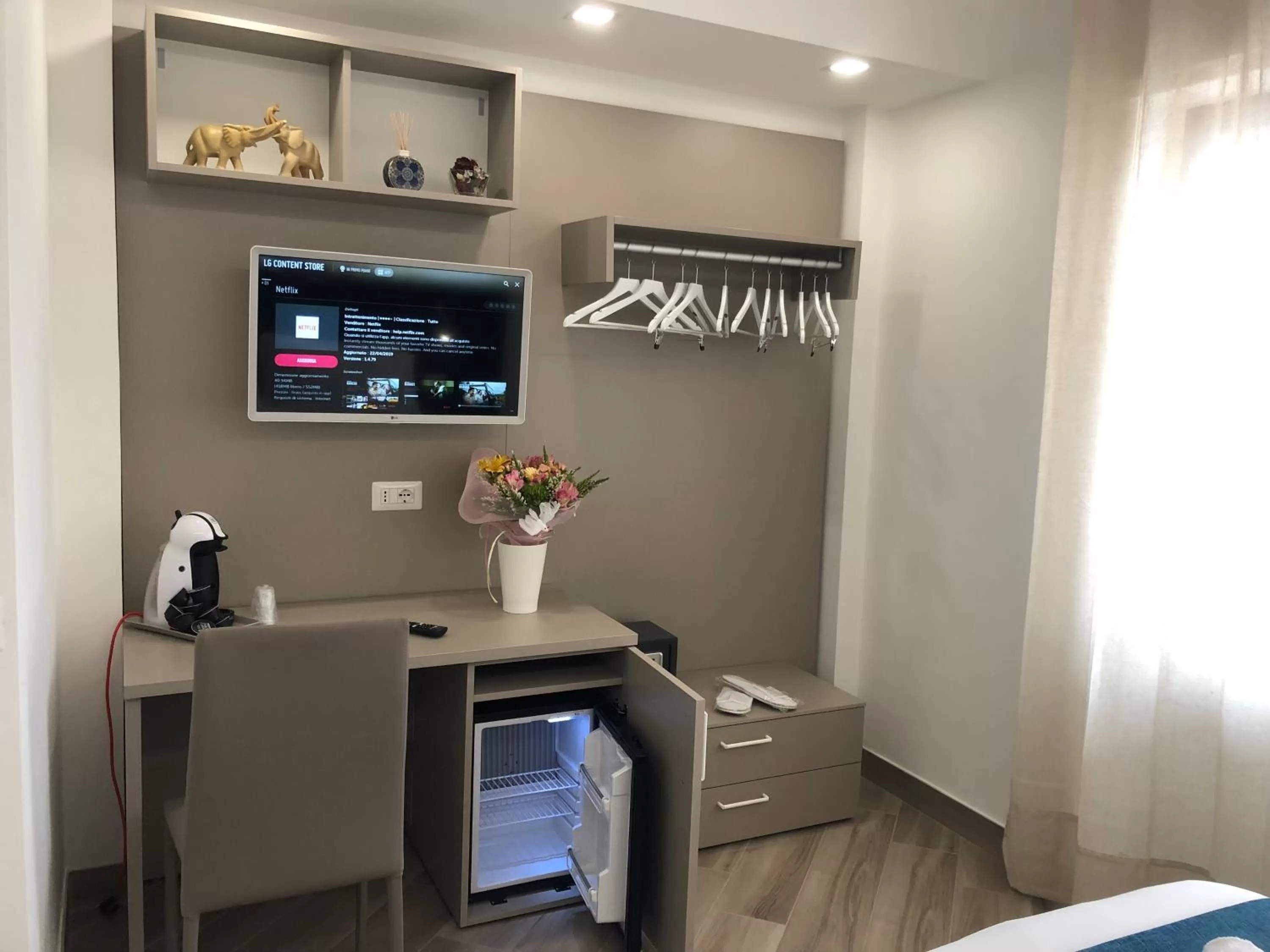 Coffee/tea facilities, TV/Entertainment Center in Le Muse Suite