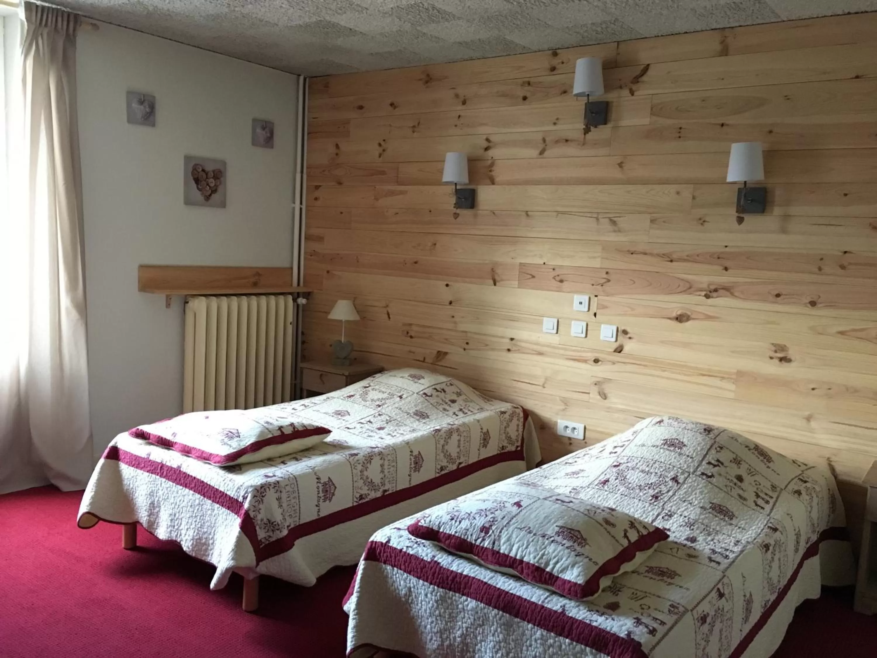 Photo of the whole room in Hôtel Le Dauphin