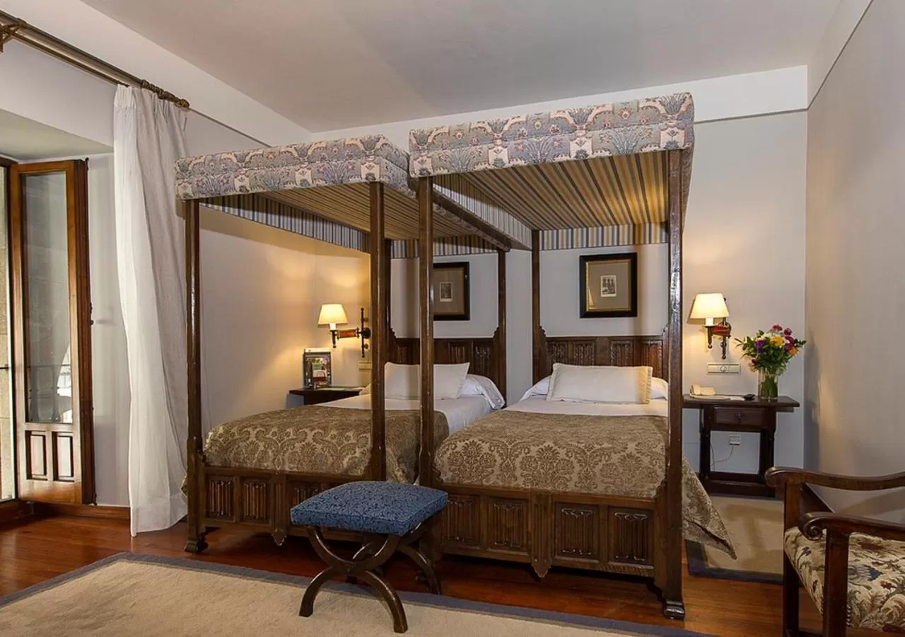 Photo of the whole room, Bed in Parador de Santiago - Hostal Reis Catolicos