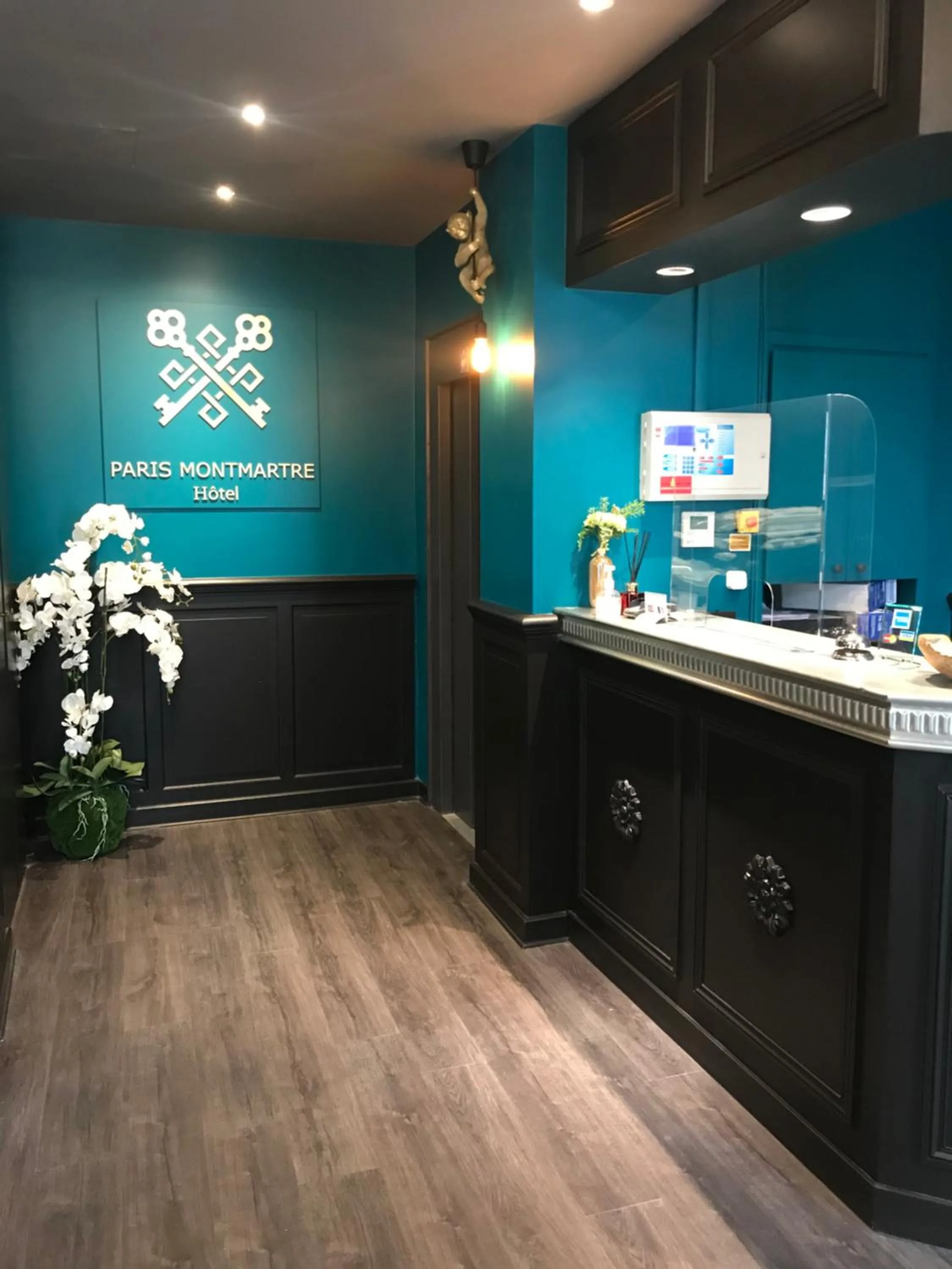 Lobby or reception in Hotel de Paris Montmartre