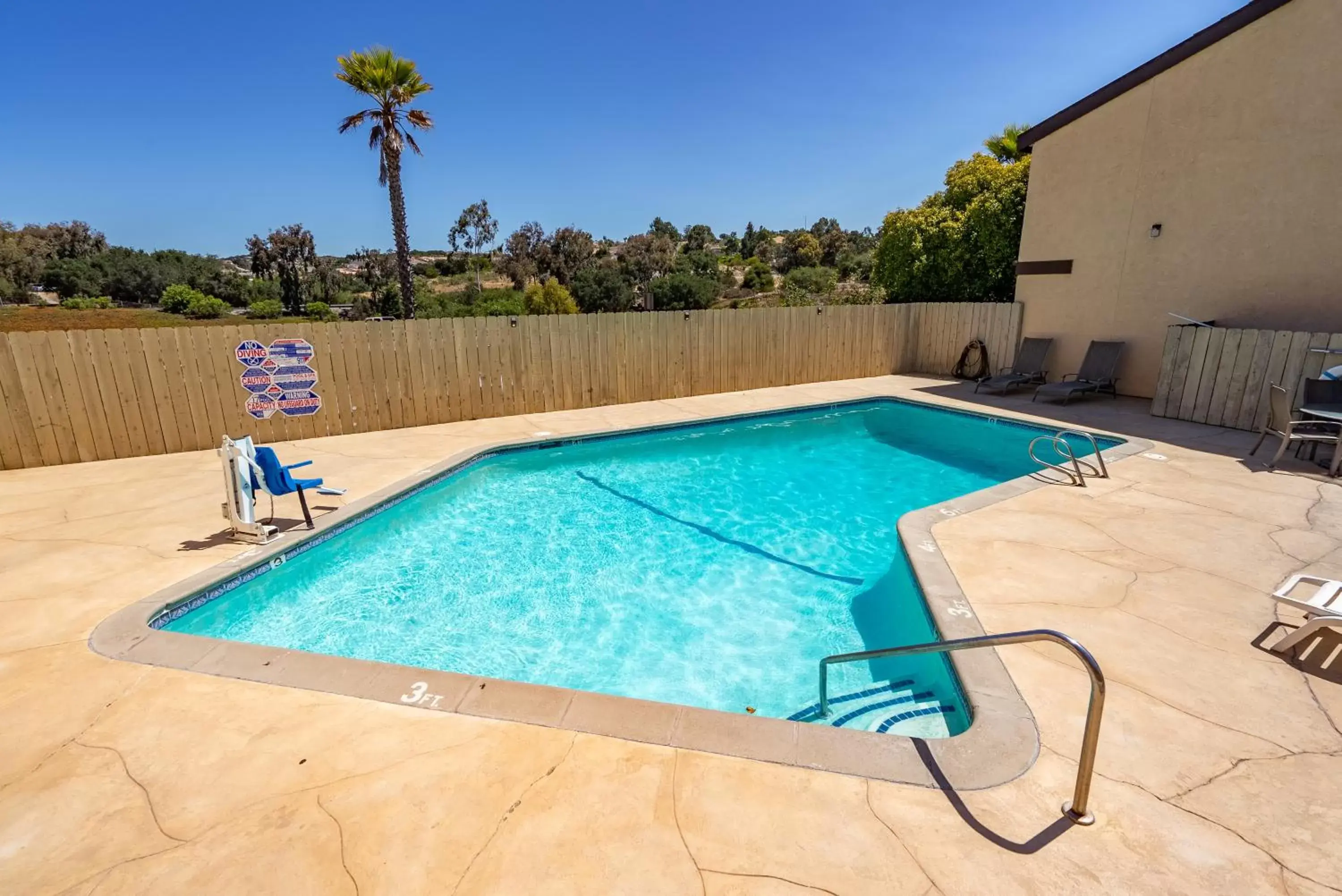 Swimming Pool in Aloha Inn