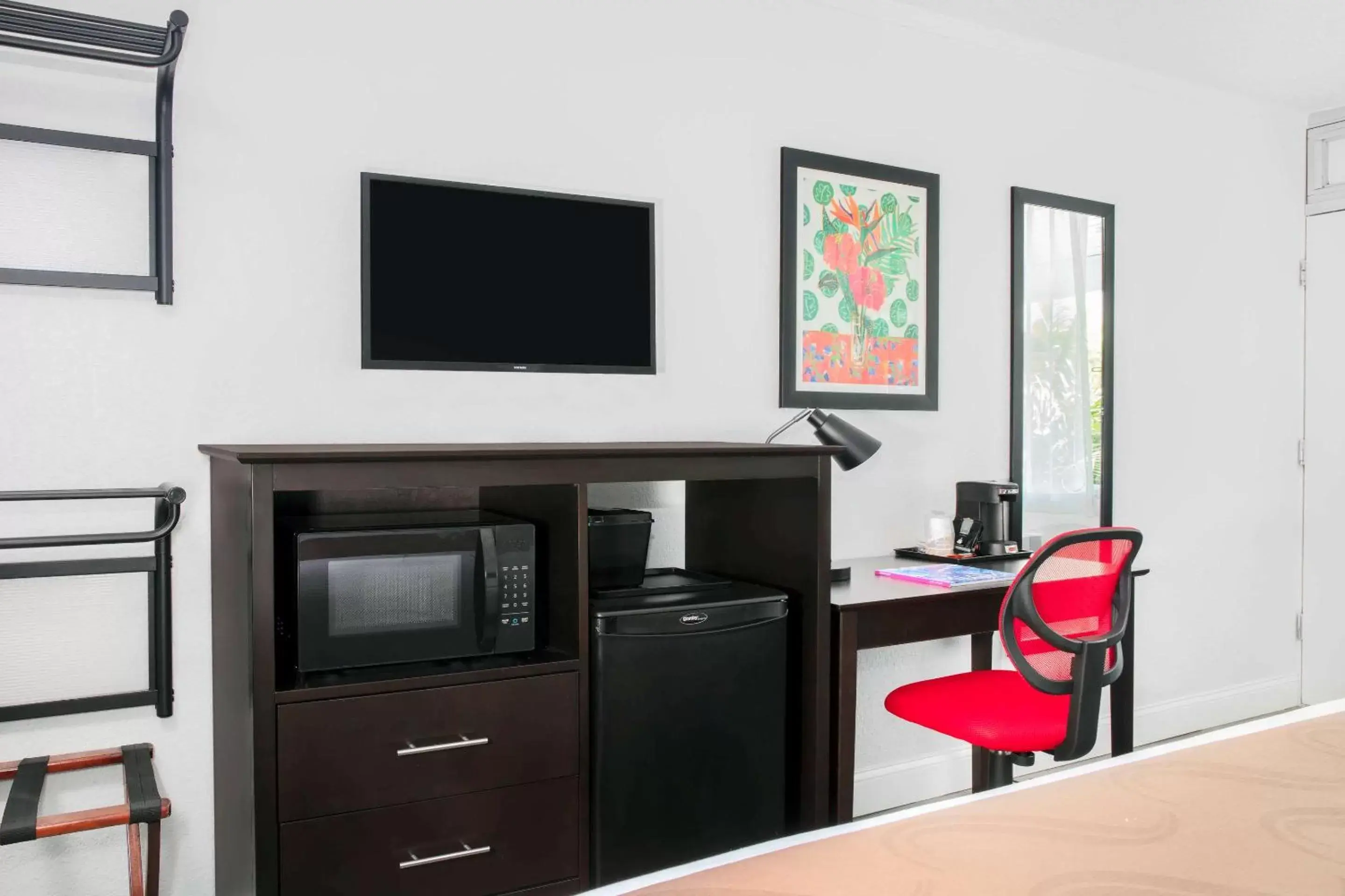 Photo of the whole room, TV/Entertainment Center in Quality Inn Miami South