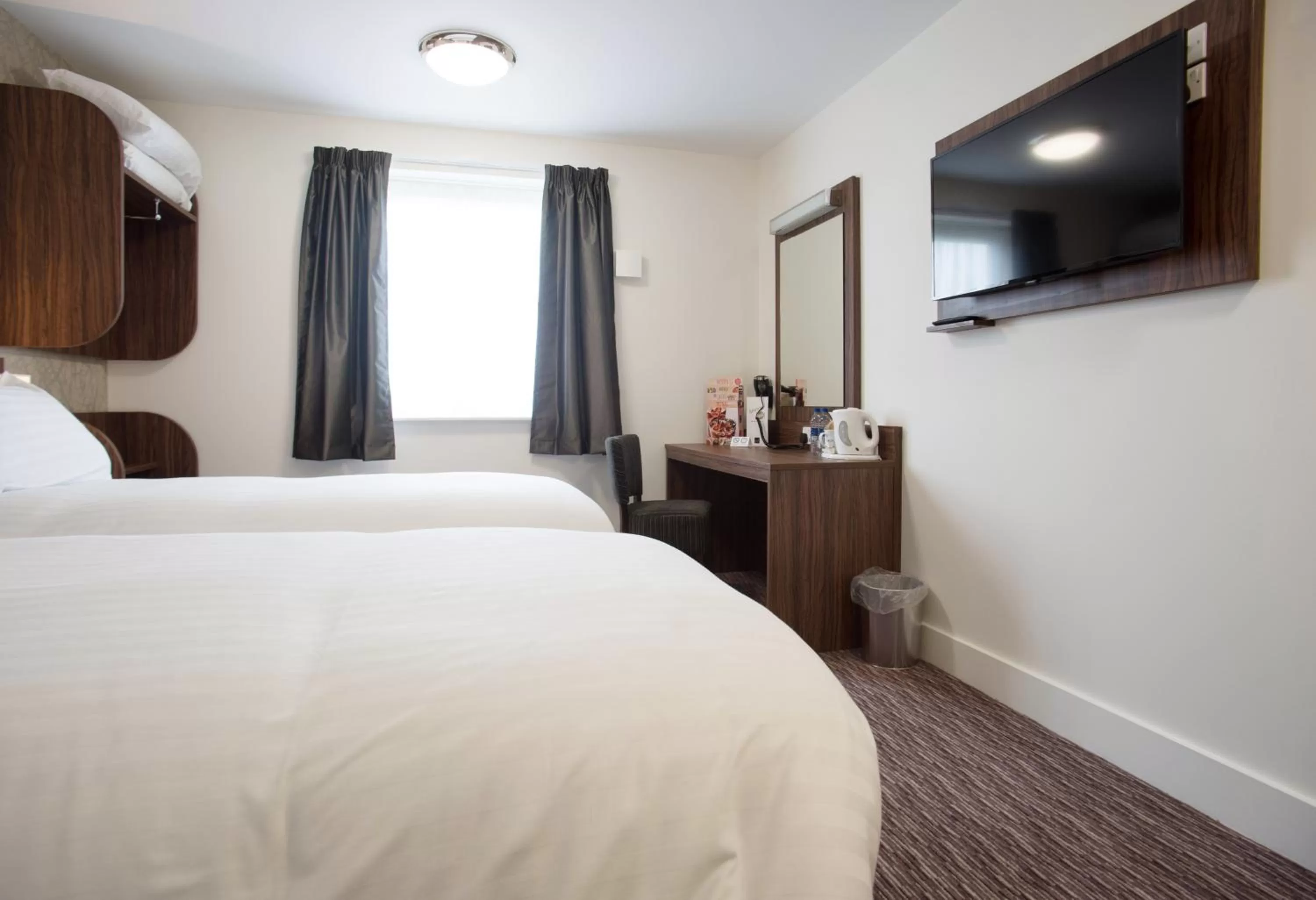 Bedroom, Bed in Sweet Chestnut, Dunfermline by Marston's Inns