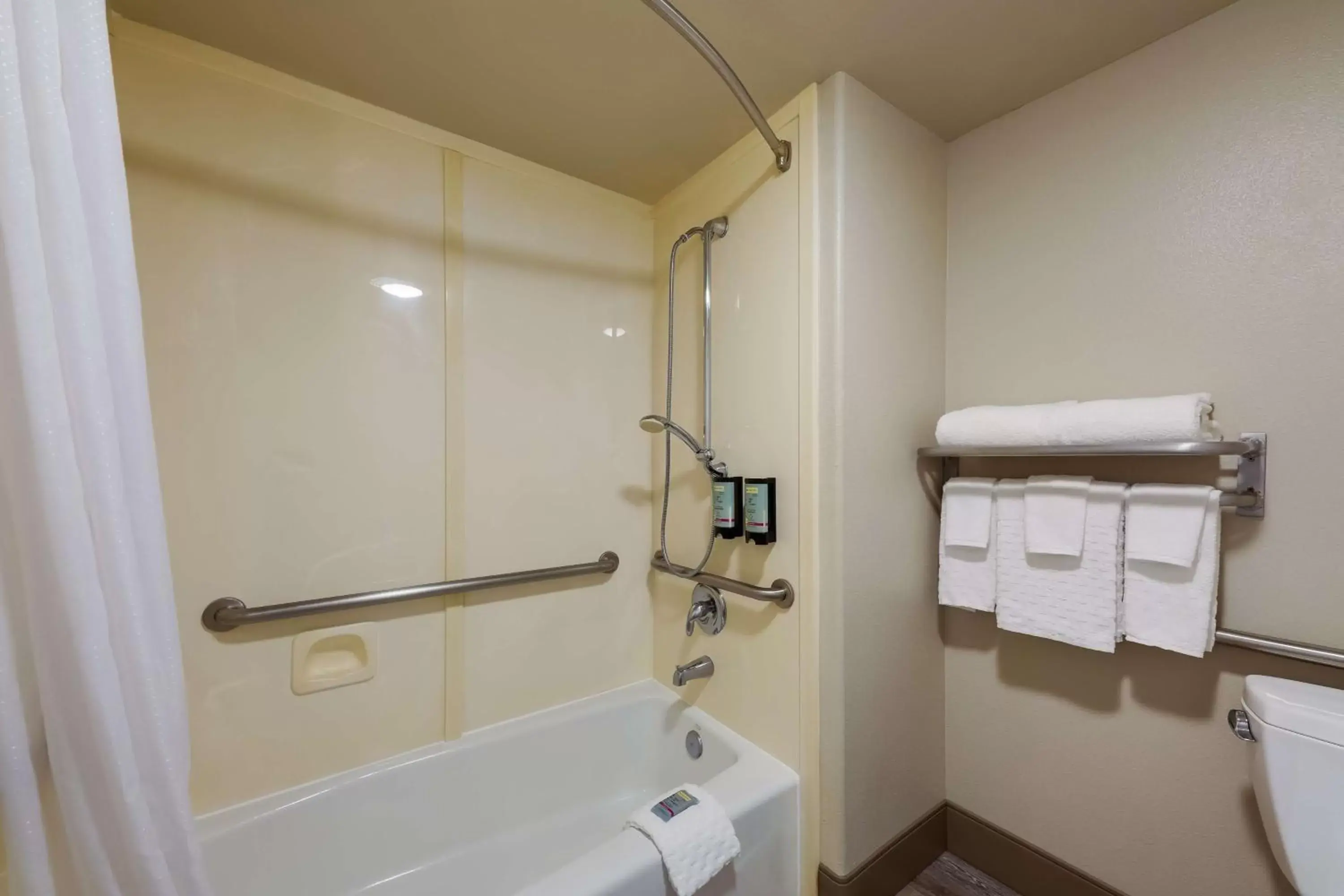 Bathroom in Best Western Inn & Suites Lemoore