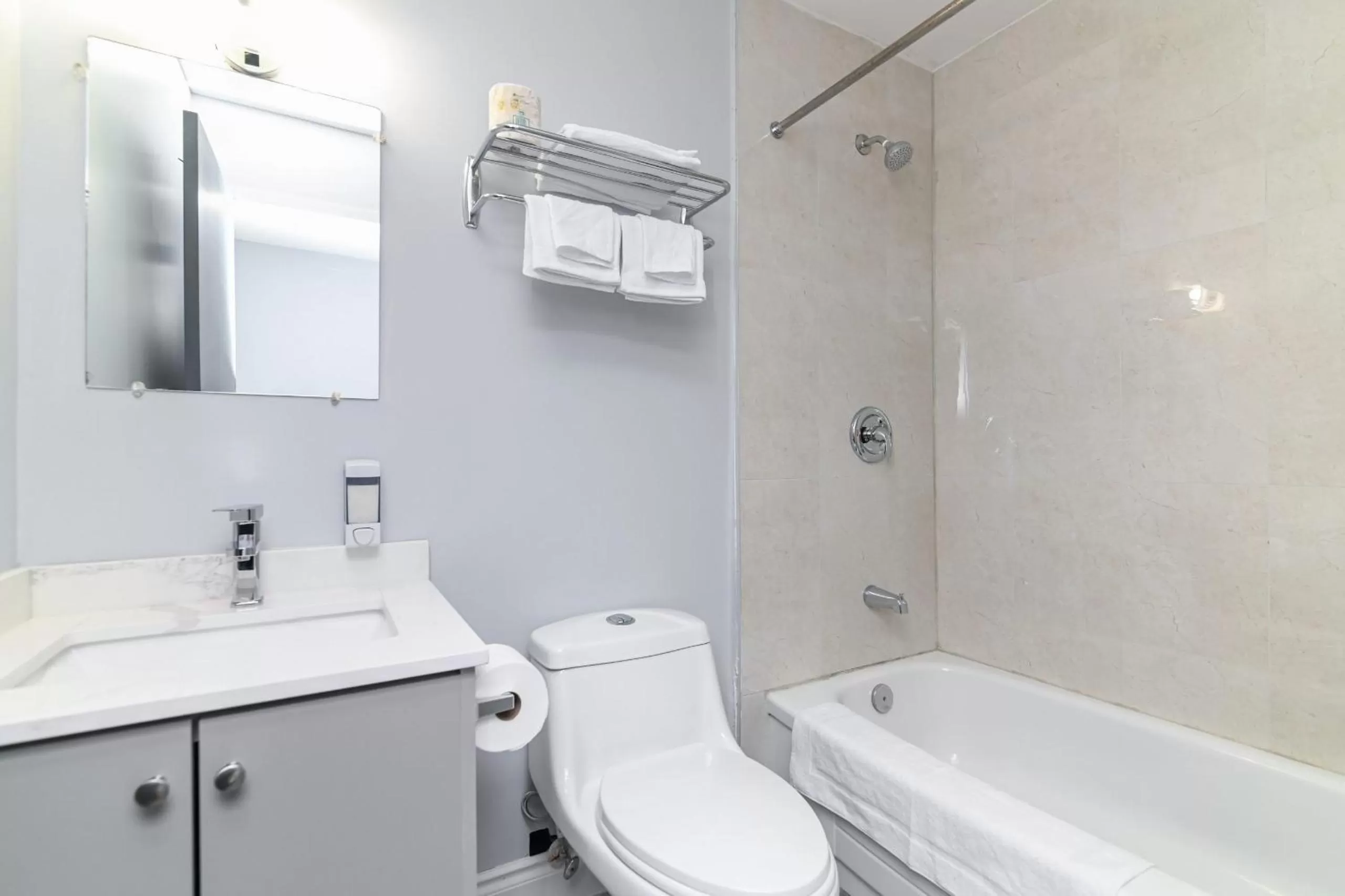 Shower in Lakeside Inn