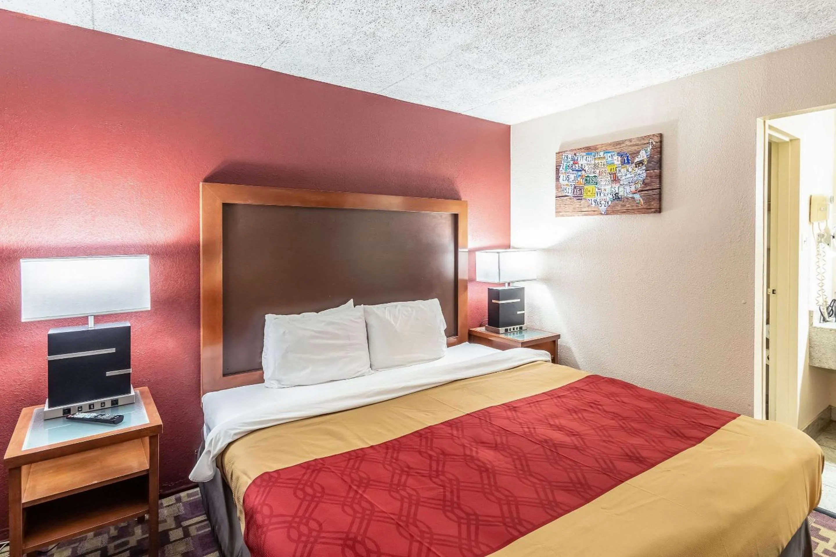 Photo of the whole room, Bed in Econo Lodge Zanesville Downtown