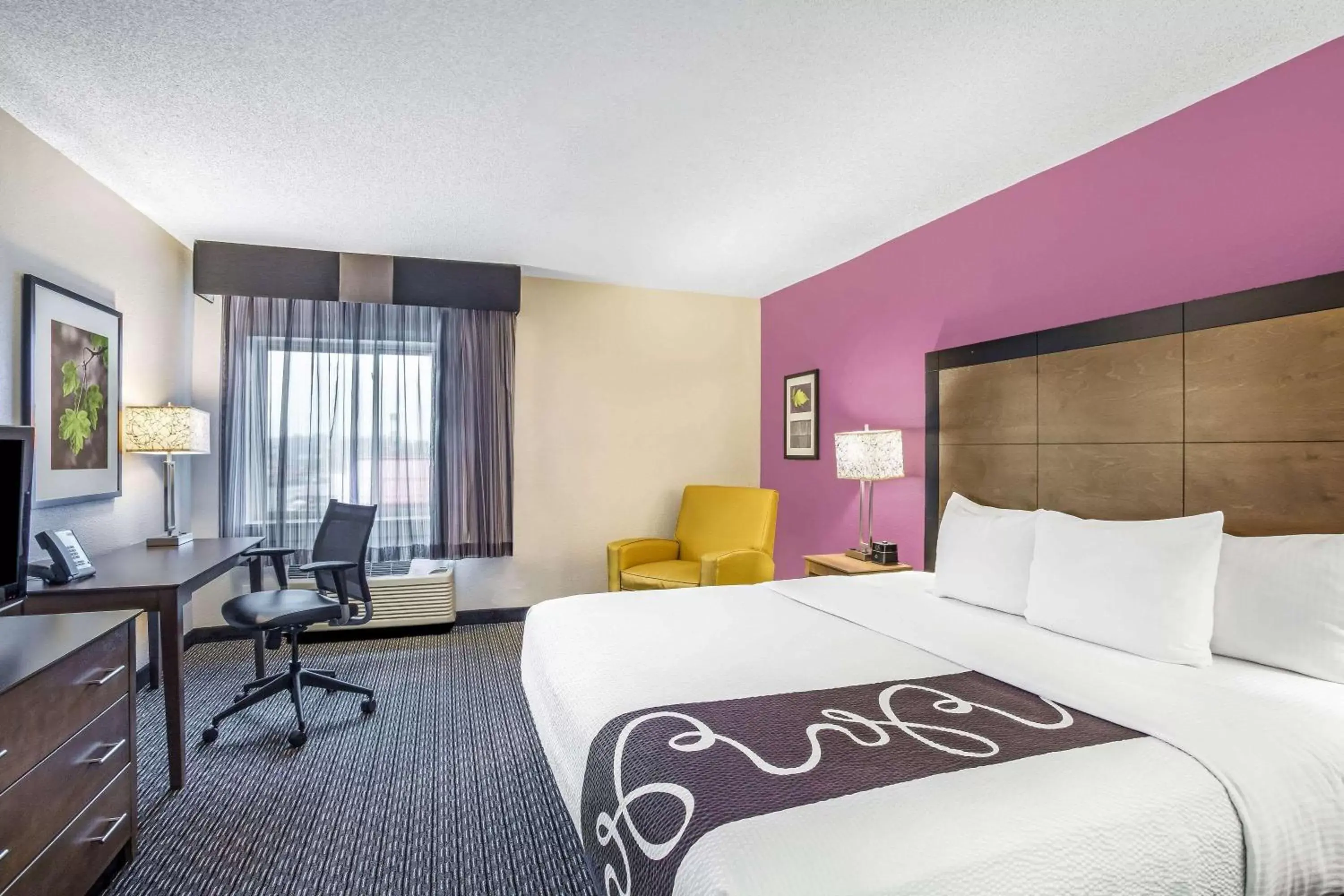 Photo of the whole room, Bed in La Quinta by Wyndham Hartford Bradley Airport