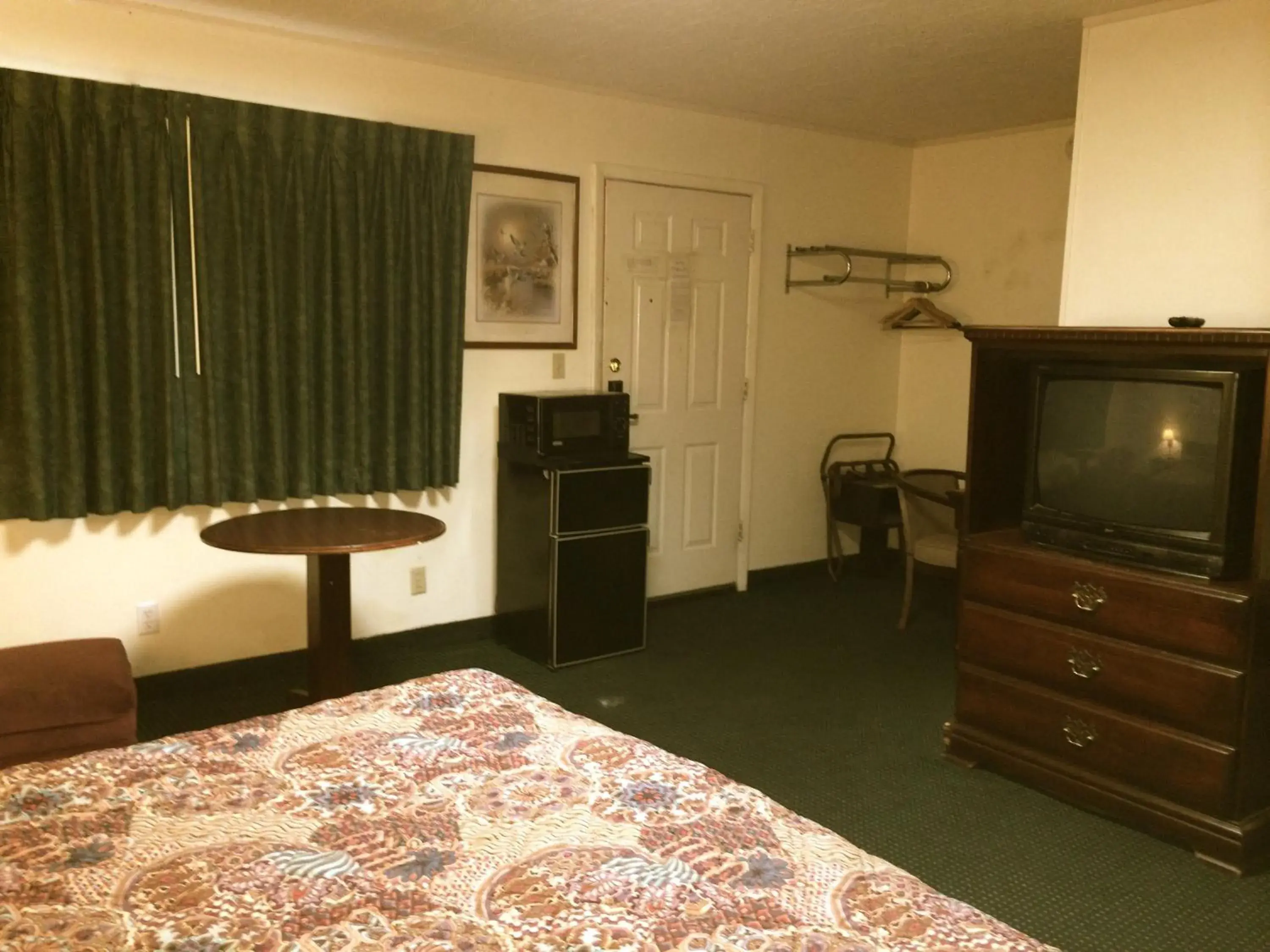 TV/Entertainment Center in Rapids Inn & Suites