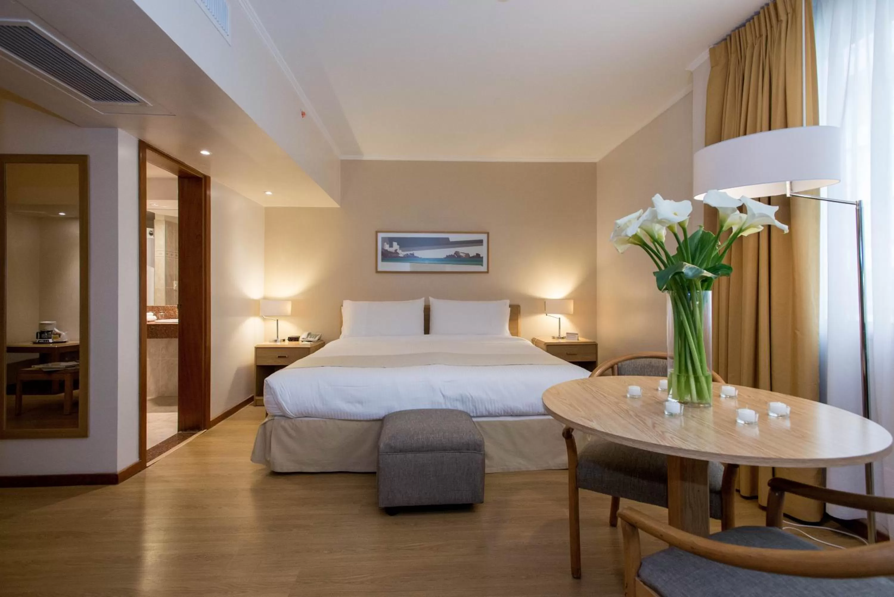 Photo of the whole room, Bed in Holiday Inn Montevideo by IHG