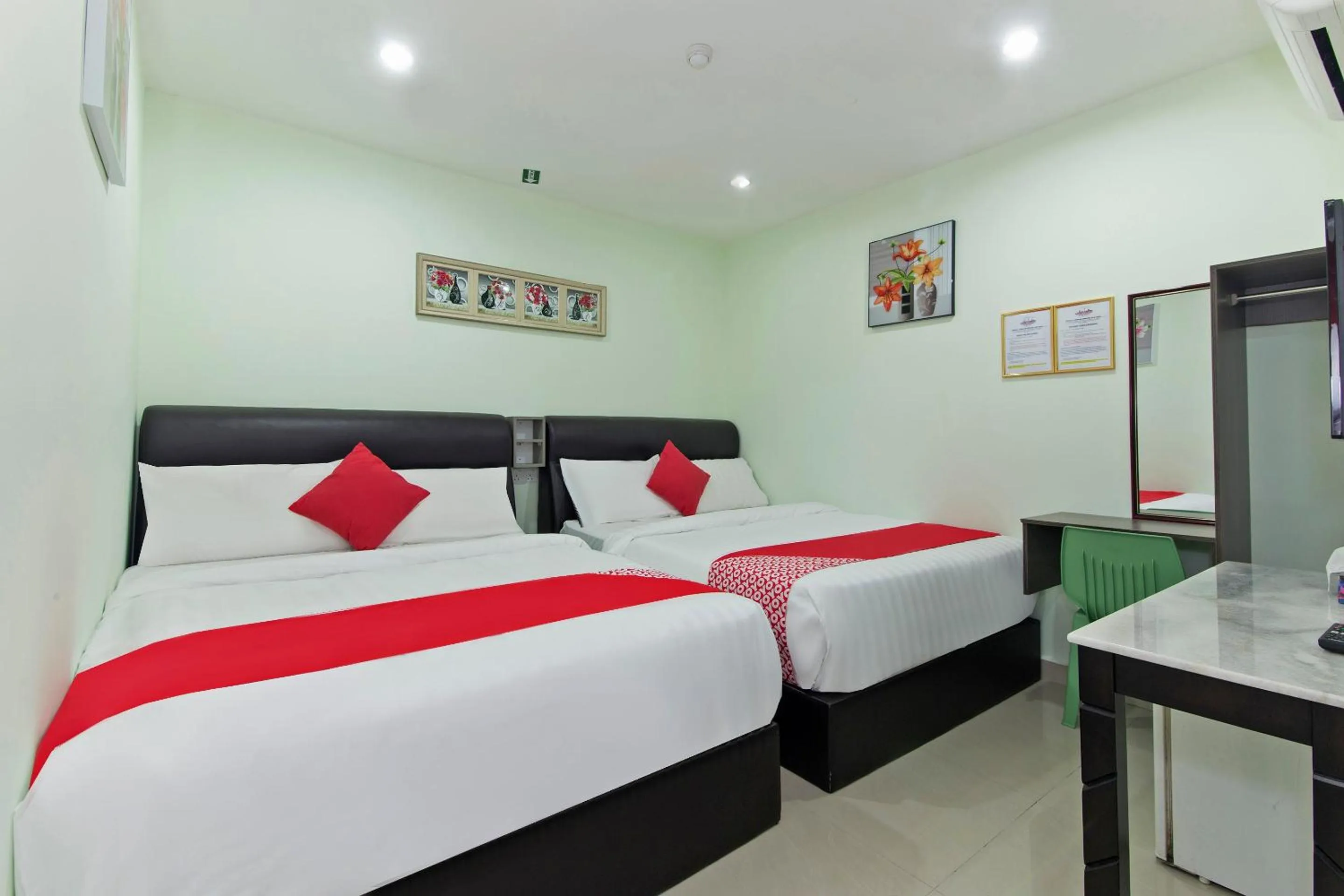 Bedroom, Bed in OYO 444 KL Empire Hotel