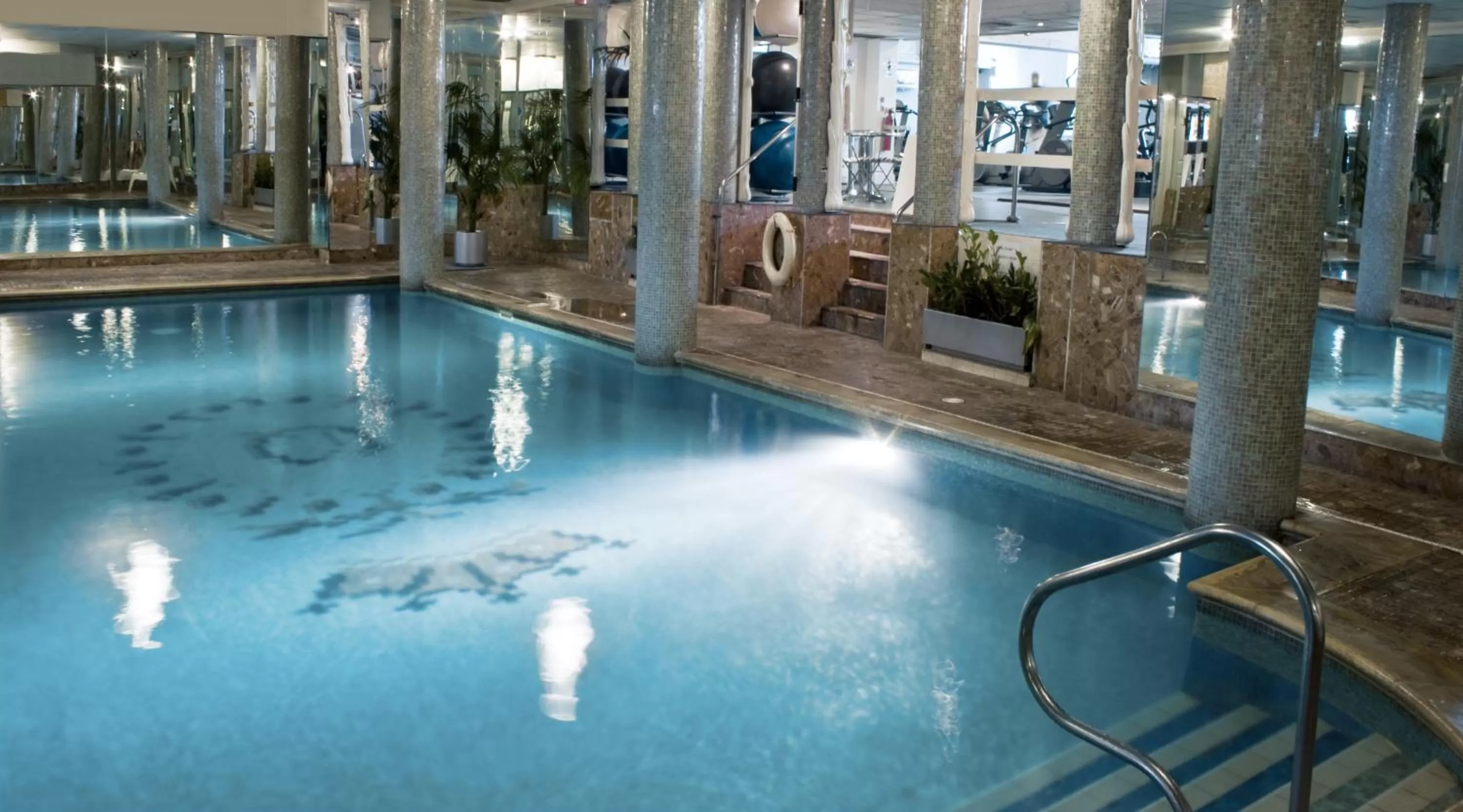 Swimming pool in Queens Hotel & Spa