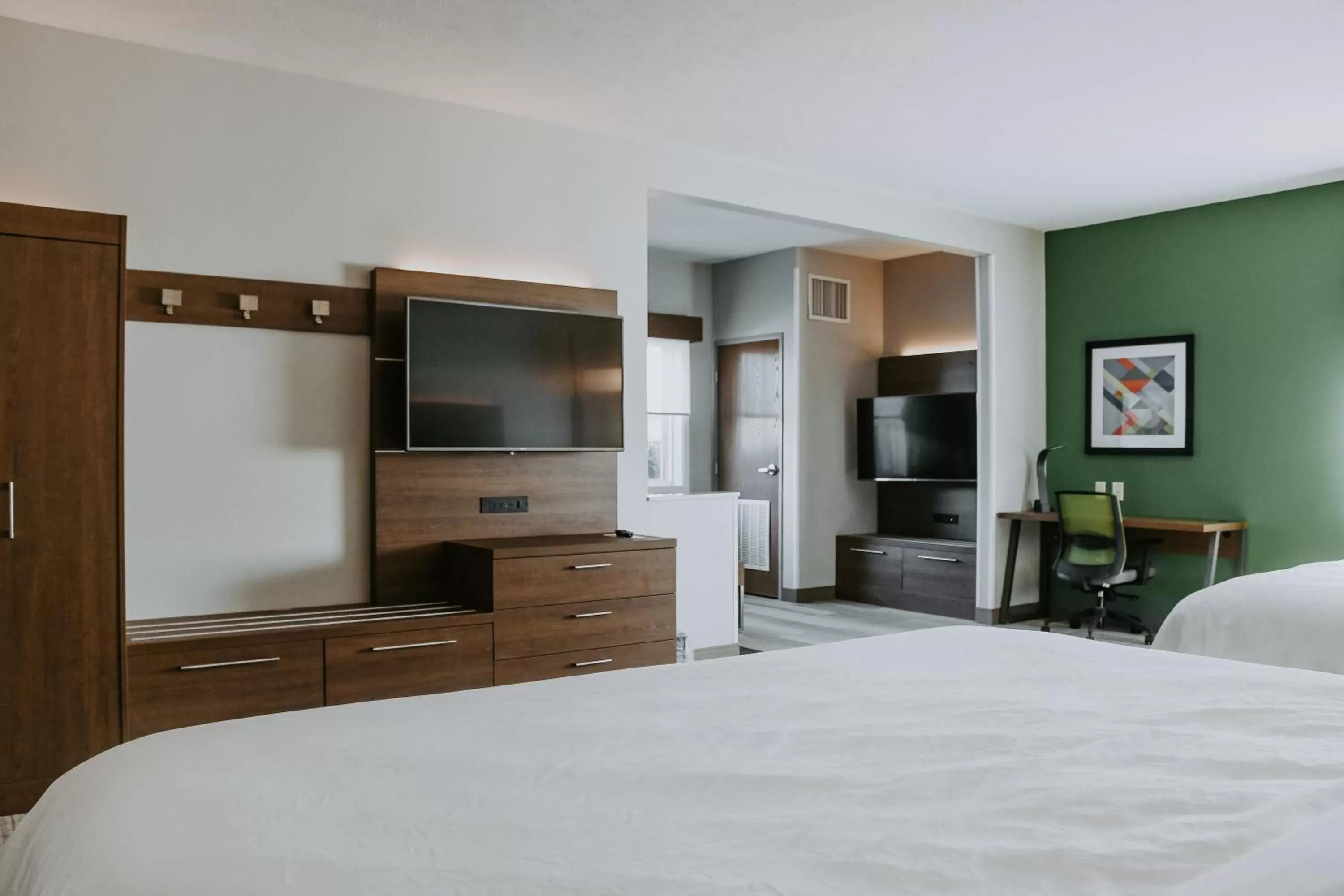 Photo of the whole room, Bed in Holiday Inn Express Hotel & Suites Lincoln South by IHG