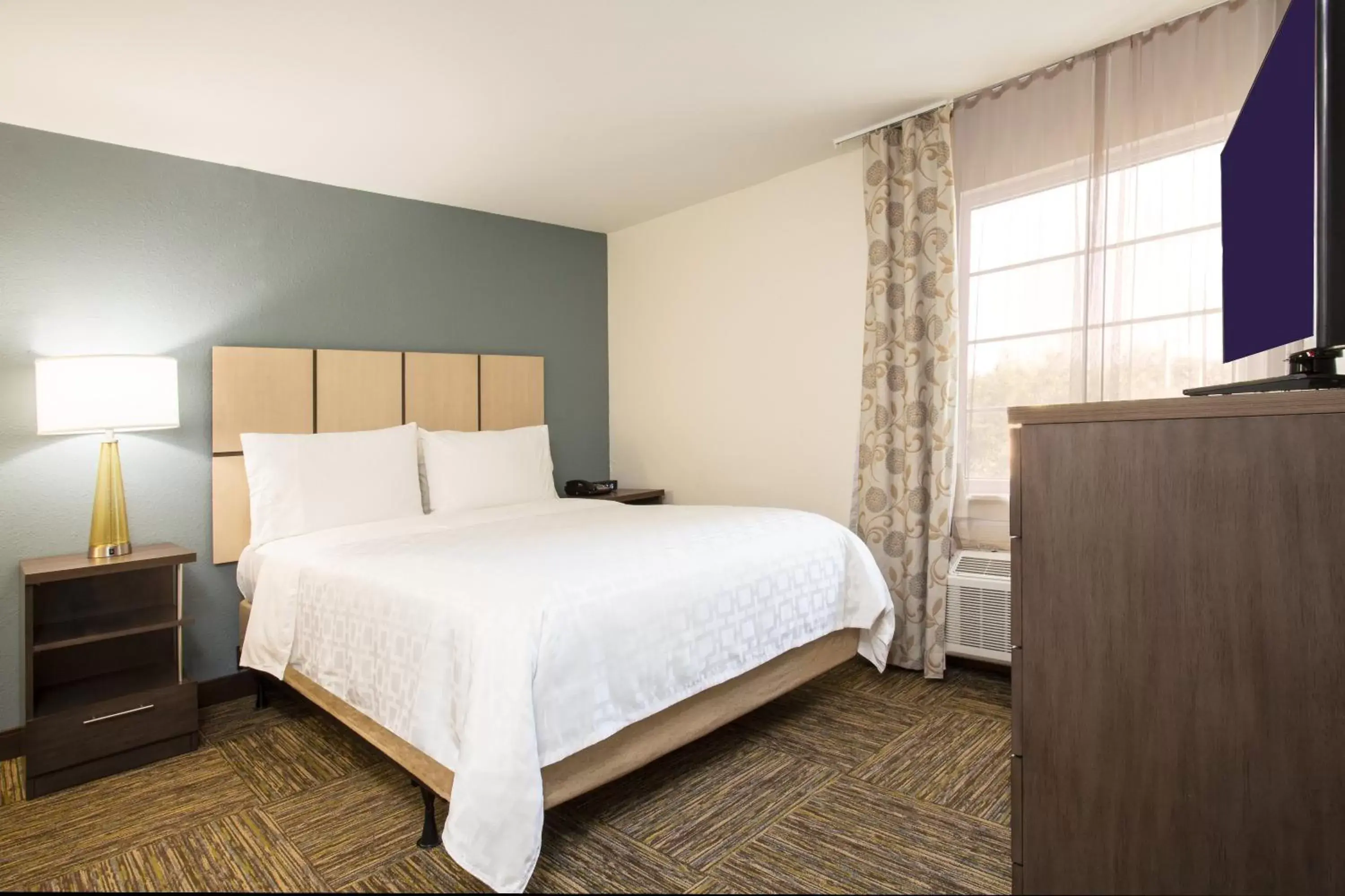 Photo of the whole room, Bed in Candlewood Suites Fort Lauderdale Airport-Cruise, an IHG Hotel