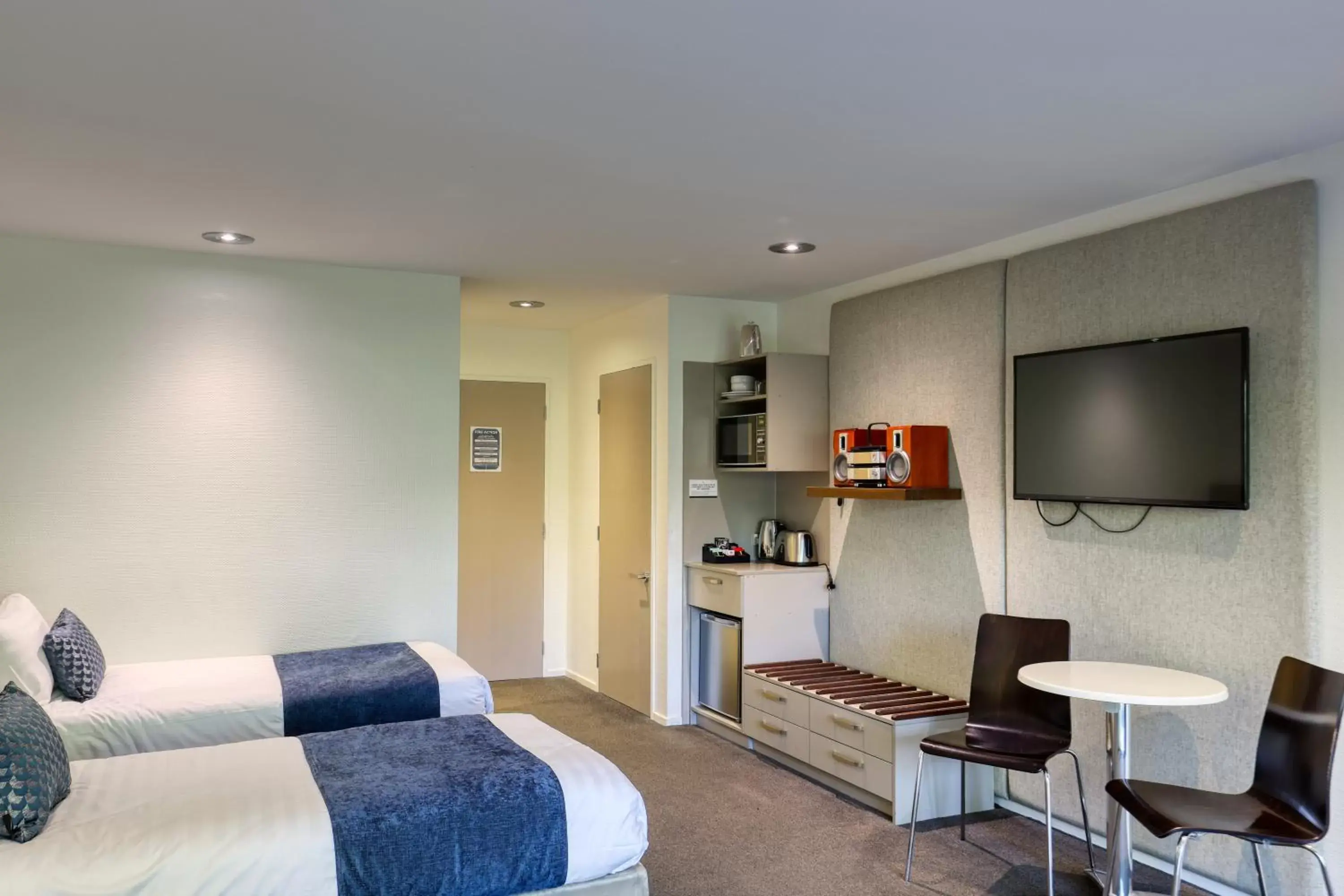 Bedroom, Seating Area in Garden Court Suites & Apartments