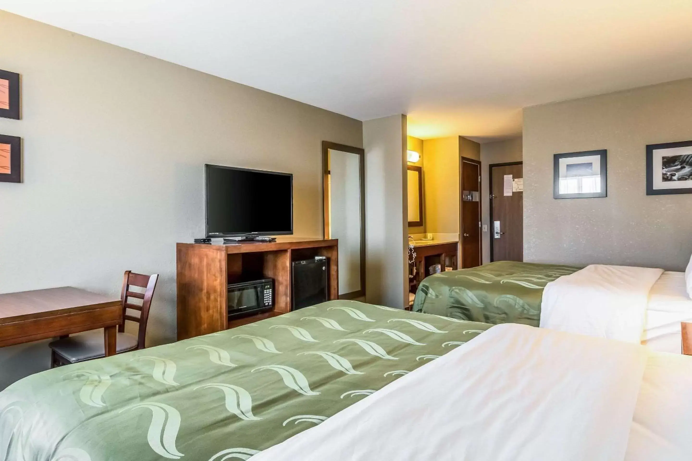 Bedroom, Bed in Quality Inn & Suites Salem near I-57