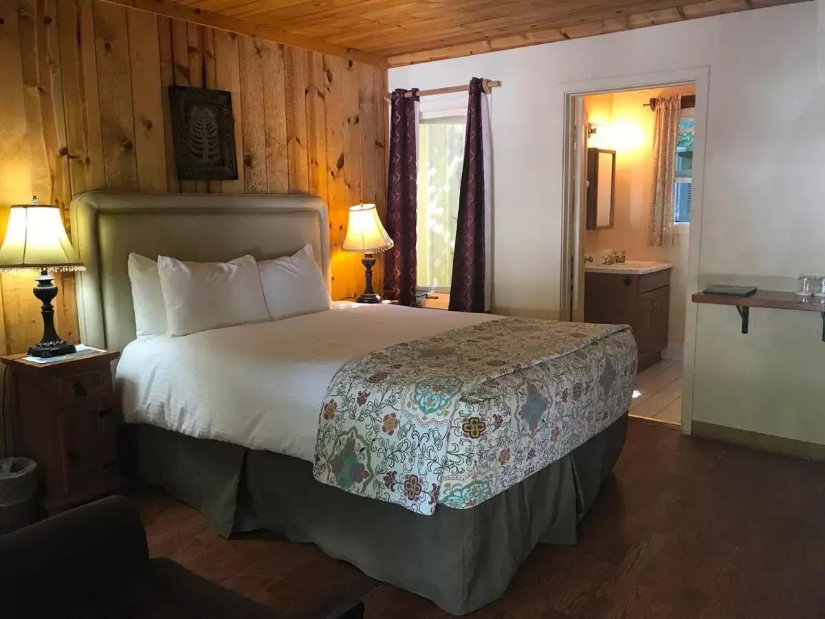 Bedroom, Bed in Fernwood Resort