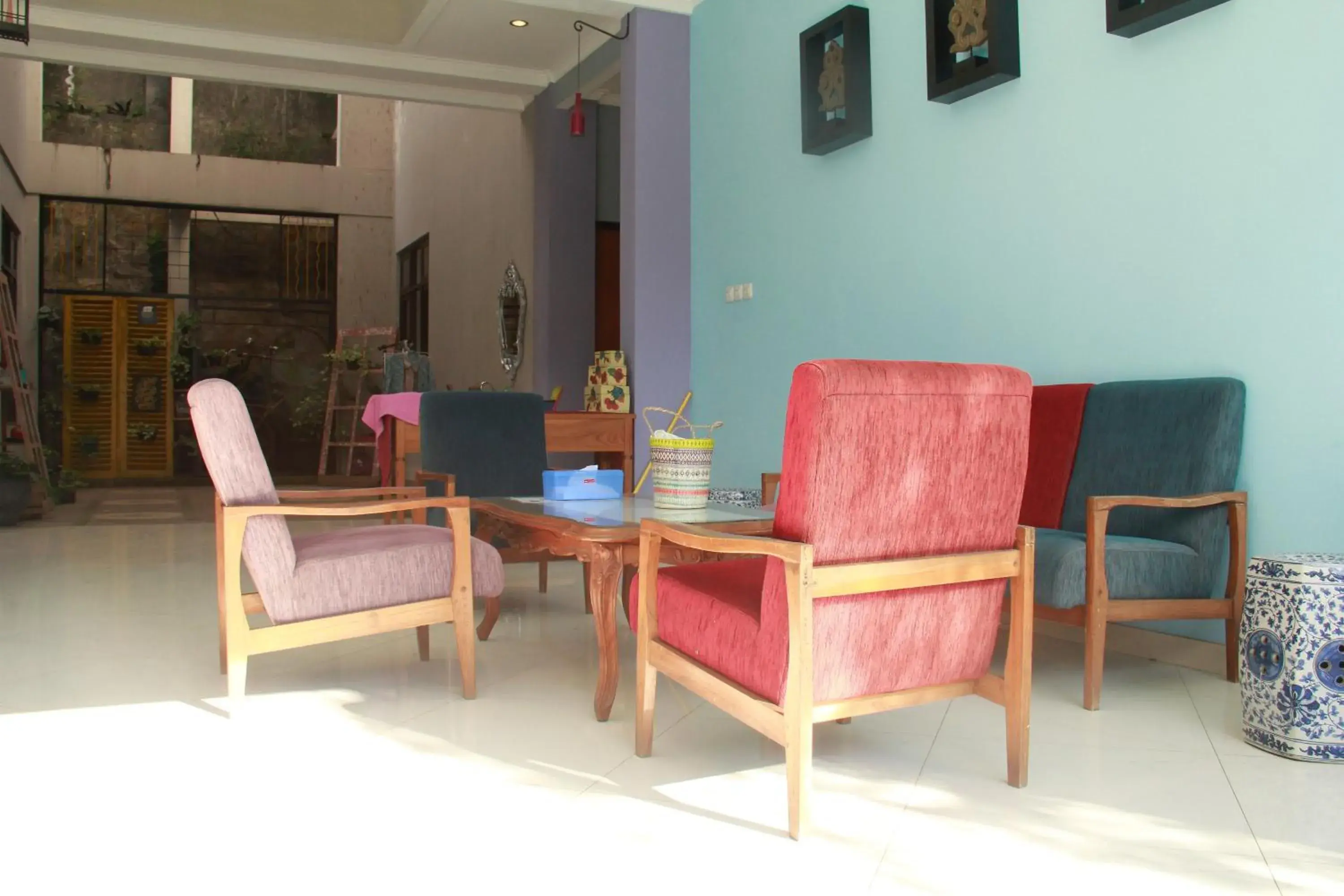 Seating Area in RedDoorz @ Sersan Bajuri