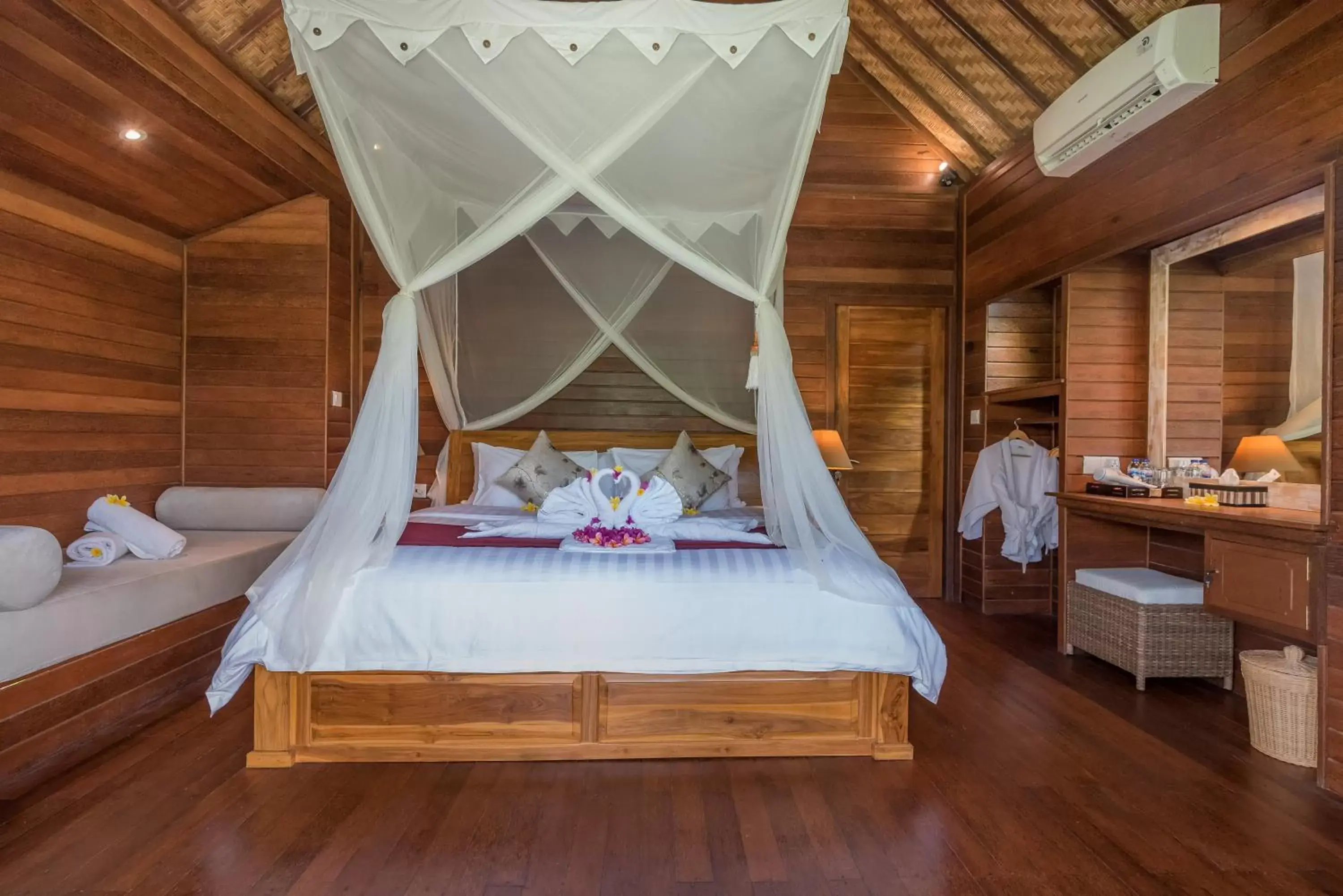 Bed in Royal Retreat Villa's Lembongan