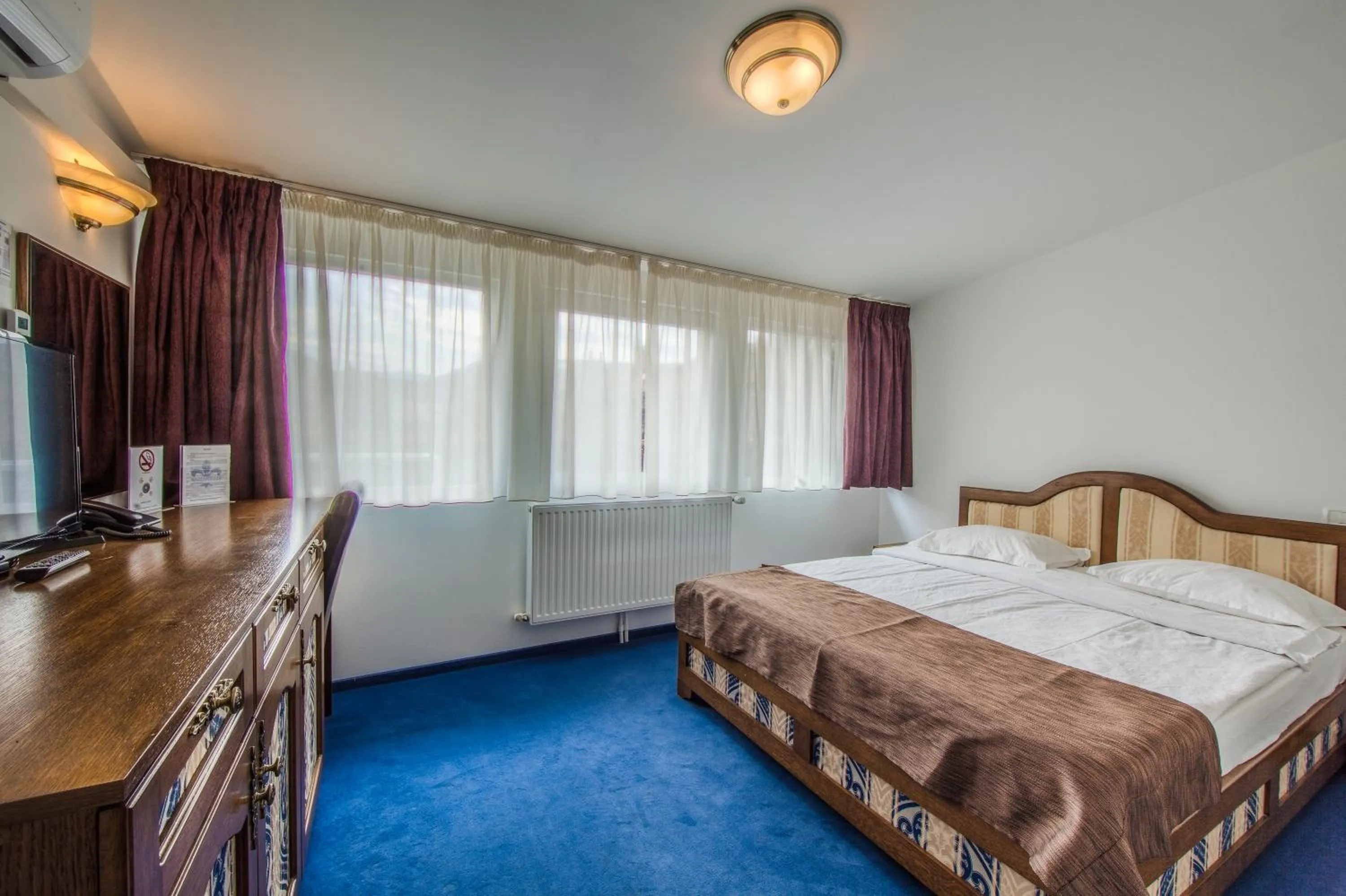 Photo of the whole room, Bed in Residence Central Annapolis