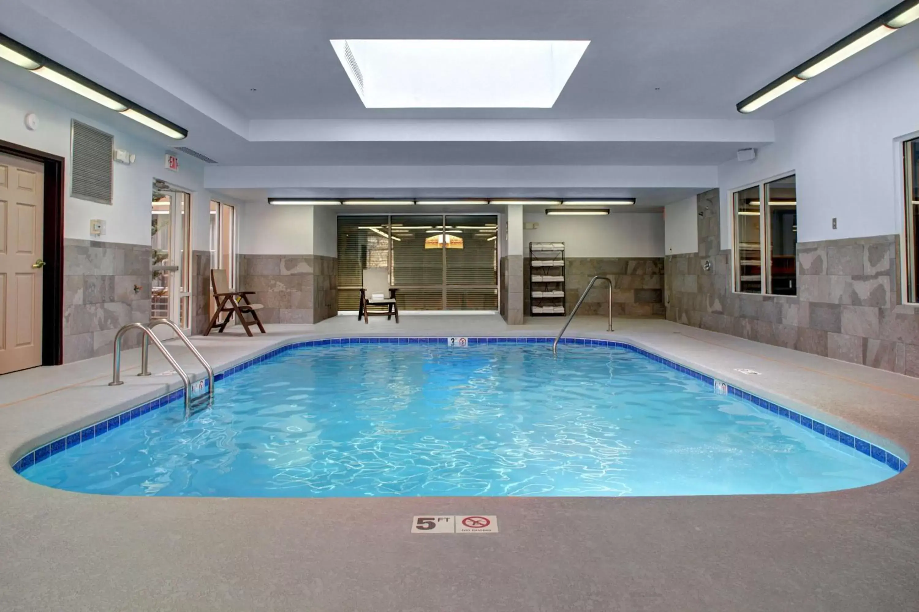 On site, Swimming Pool in Country Inn & Suites by Radisson, Asheville Downtown Tunnel Road, NC