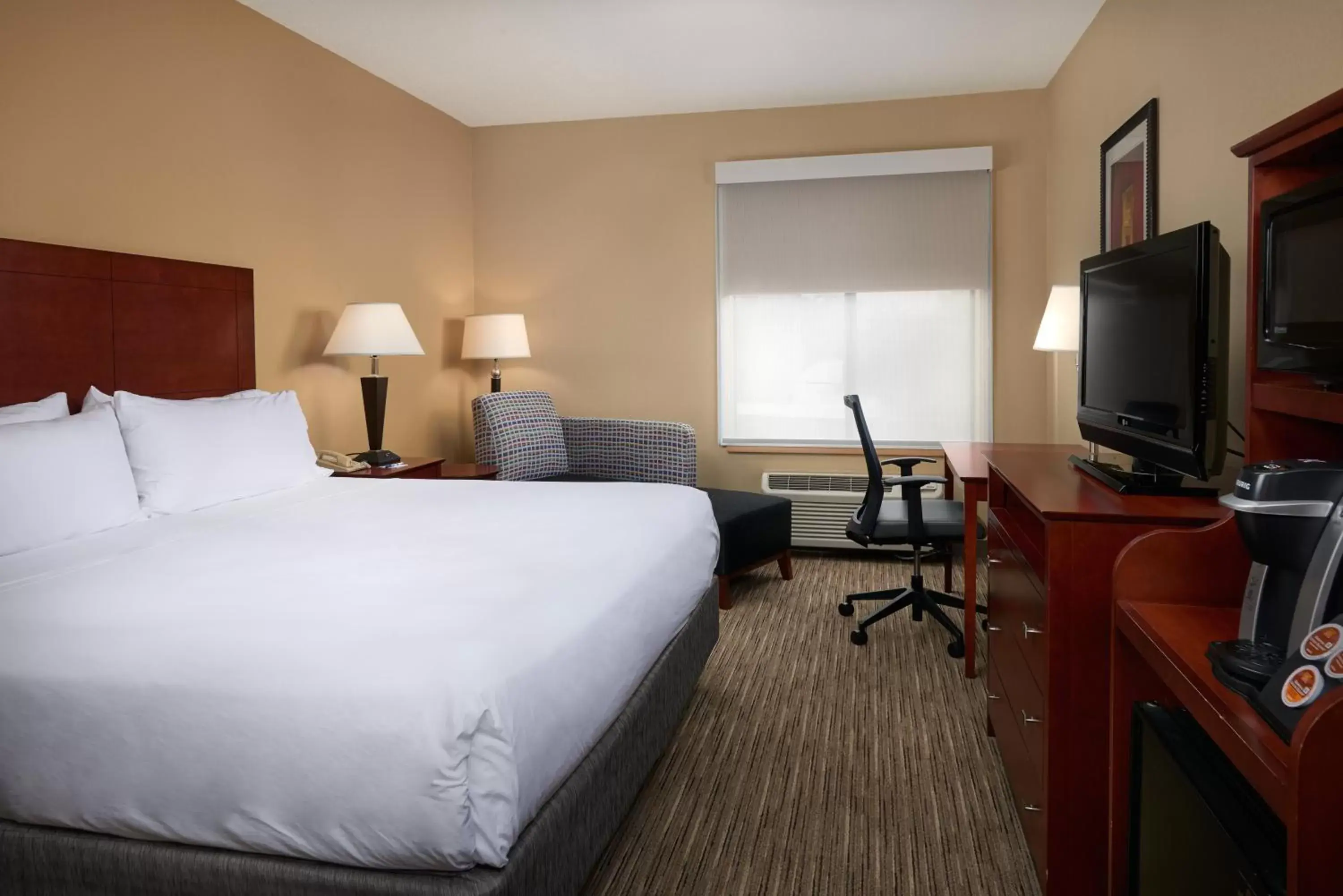 Bed in Holiday Inn Express Hotel & Suites Anniston/Oxford, an IHG Hotel