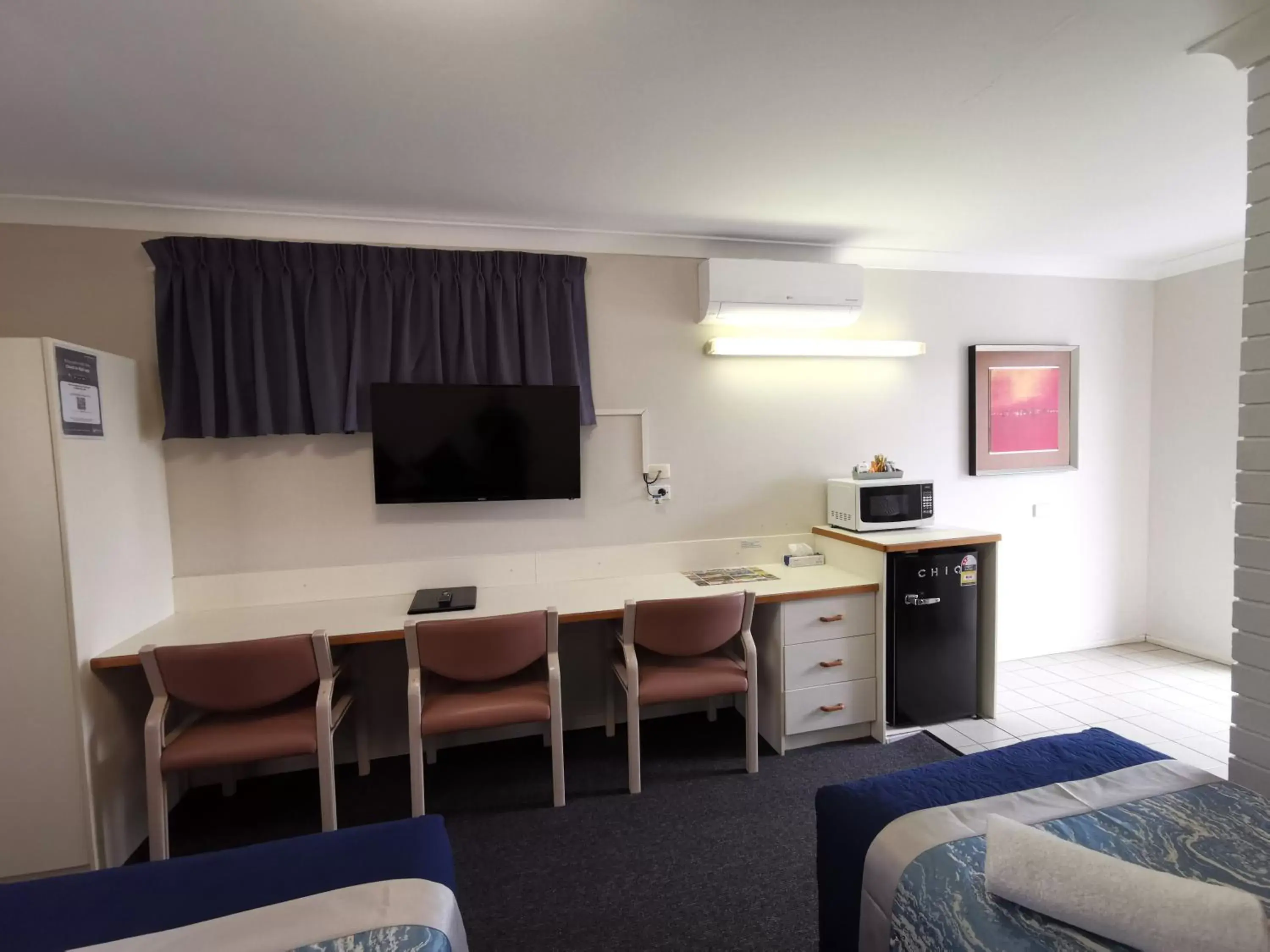 Seating area, Kitchen/Kitchenette in Leichhardt Motor Inn