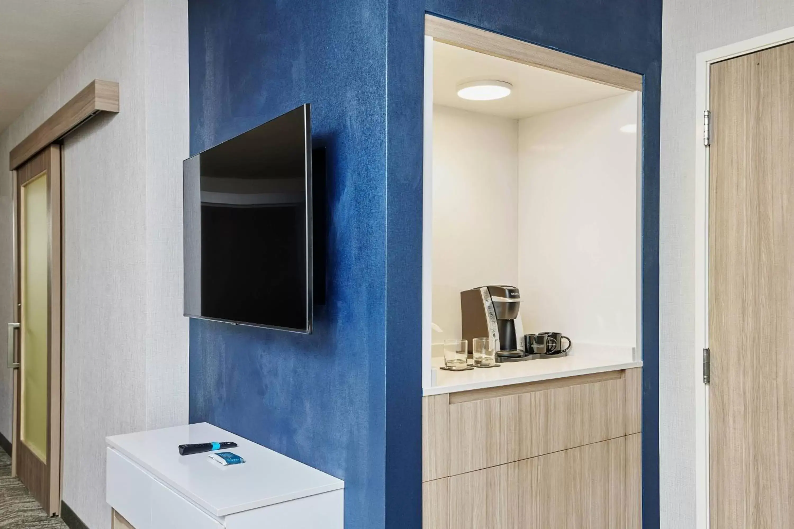 Bedroom, TV/Entertainment Center in SpringHill Suites by Marriott Chicago Chinatown