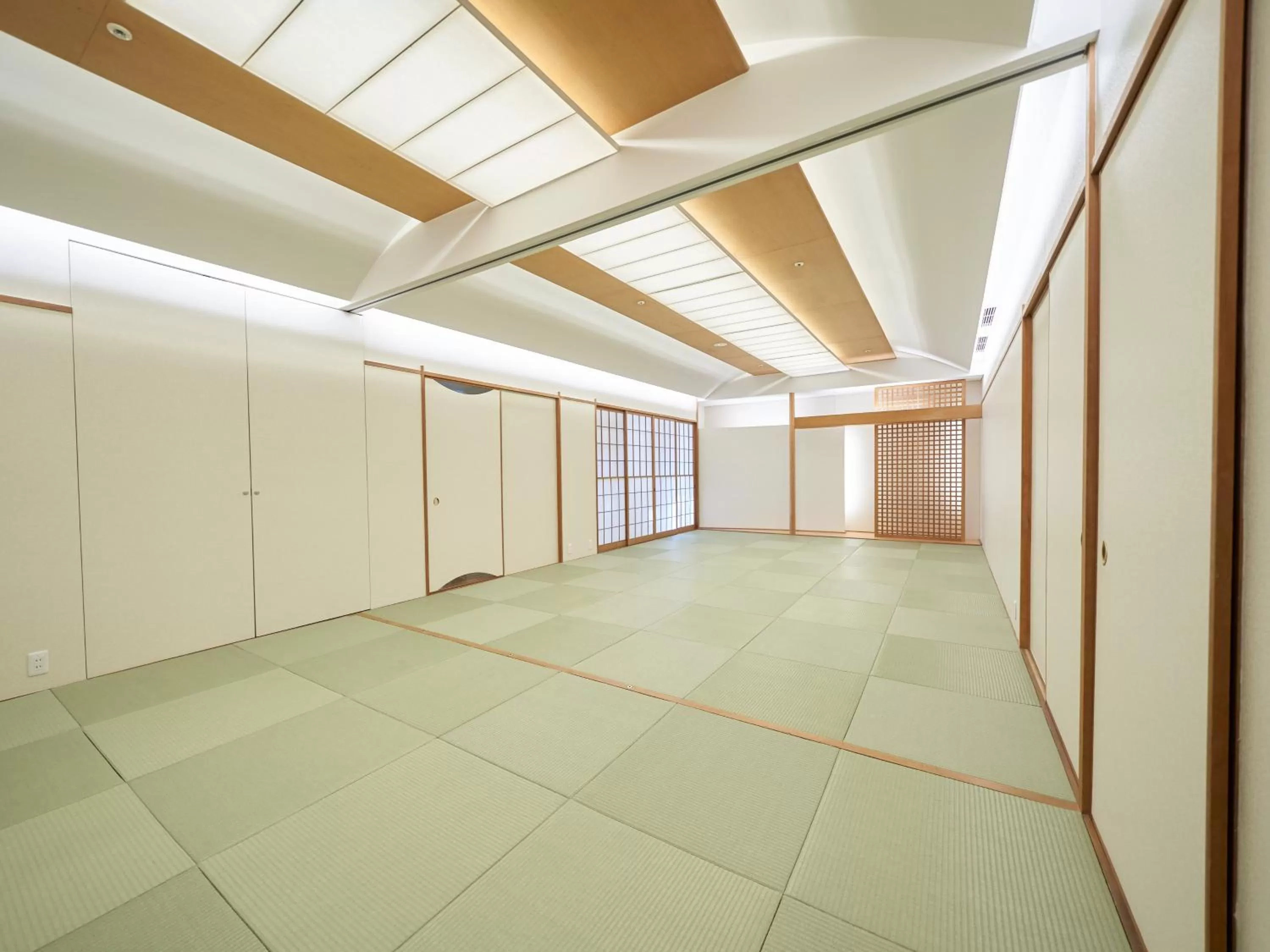 Photo of the whole room in WeBase KAMAKURA