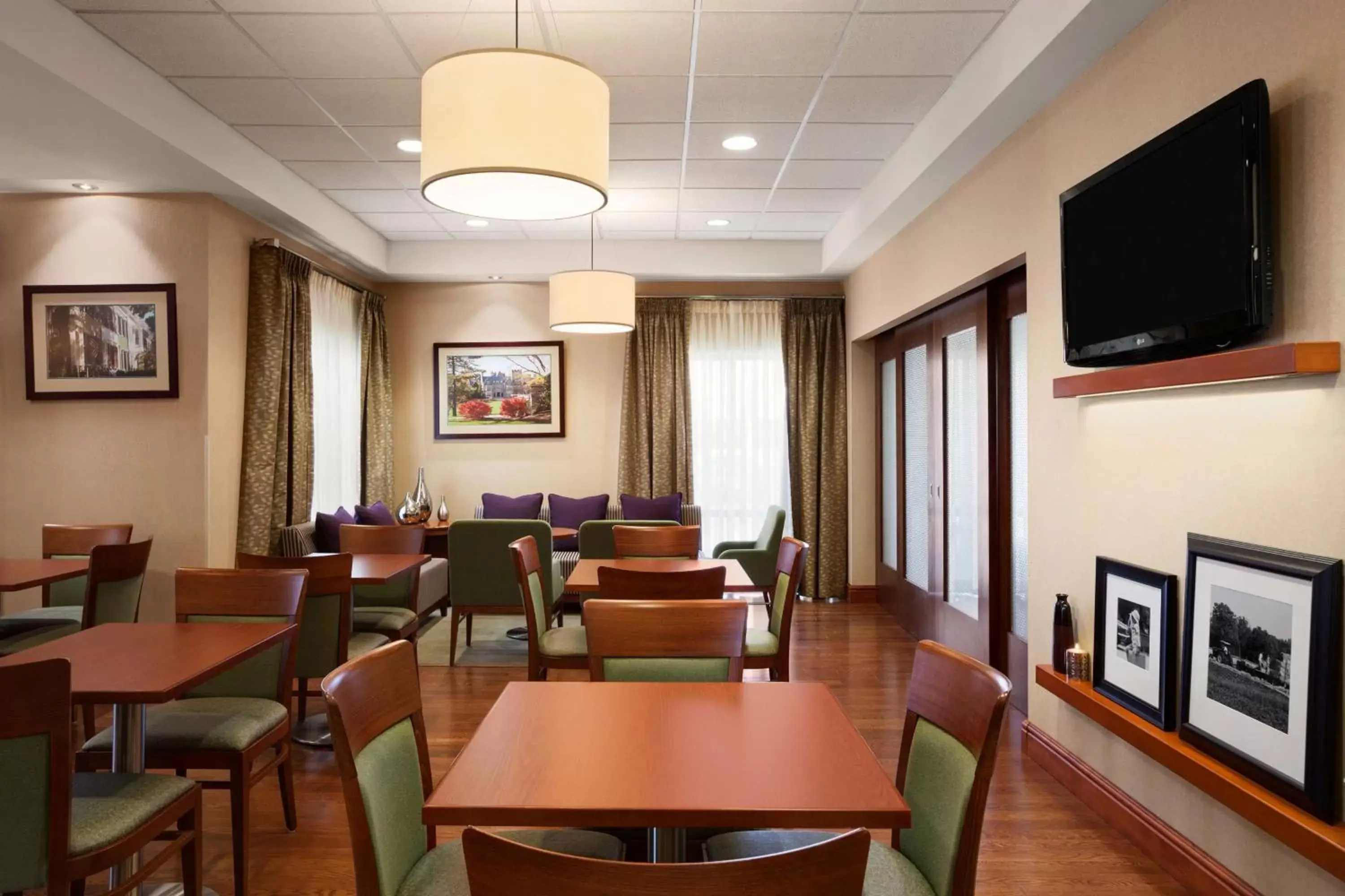 Lobby or reception, Restaurant/Places to Eat in Hampton Inn Geneva