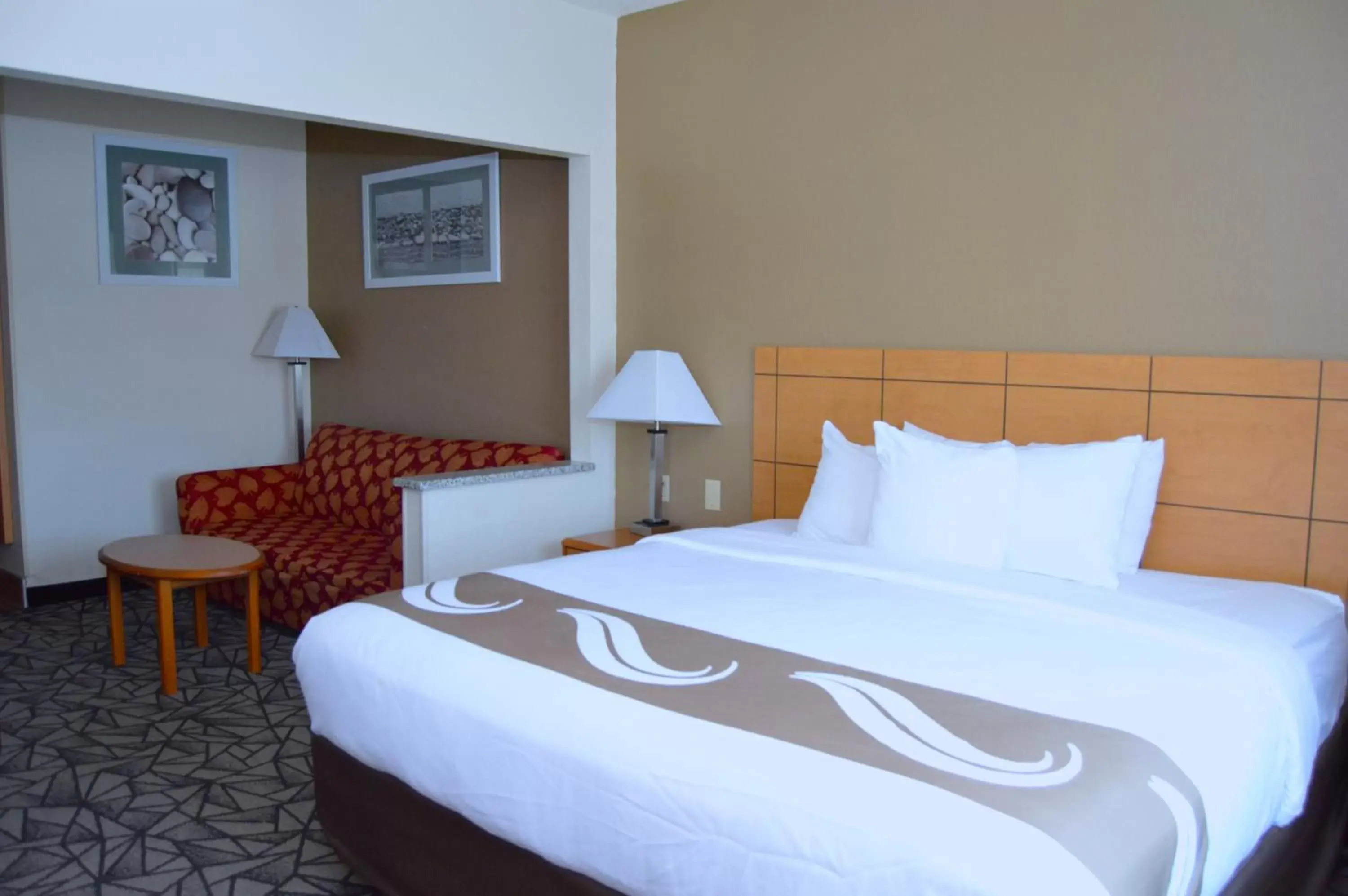 Bedroom, Bed in Quality Inn - Coralville